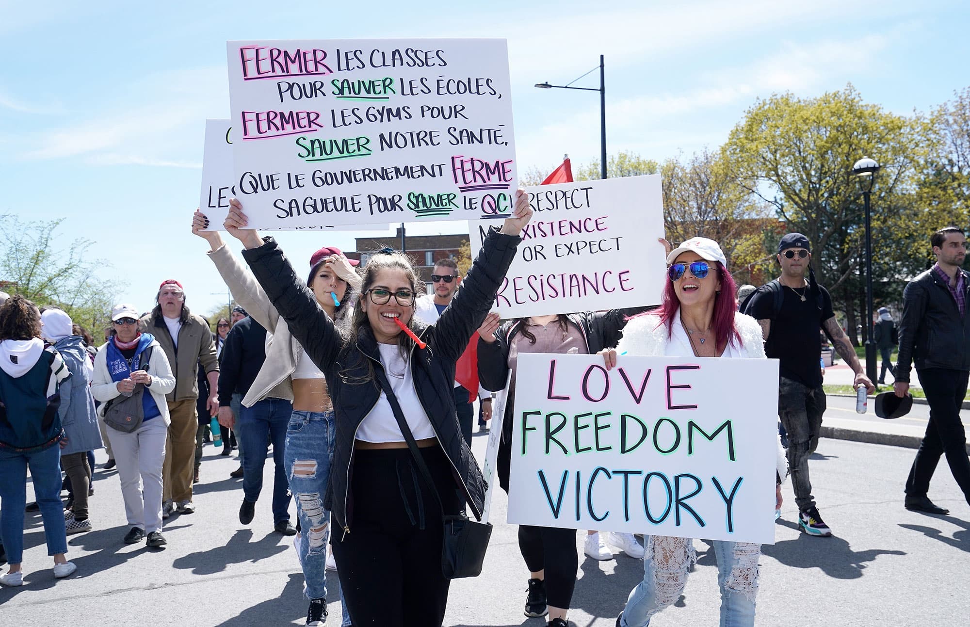 Des manifestantes brandissent des slogans lors de la marche contre les mesures sanitaires.