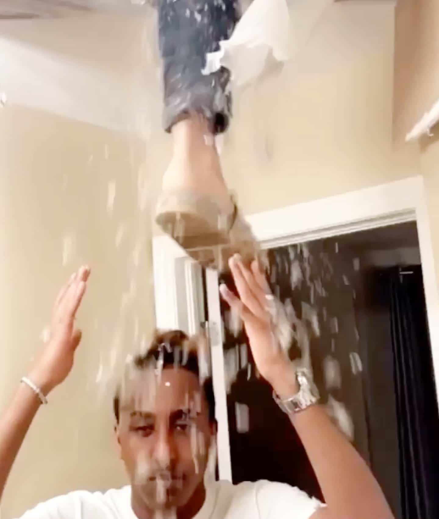 De jeunes hommes s’amusent en se filmant et en défonçant le plafond du chalet.