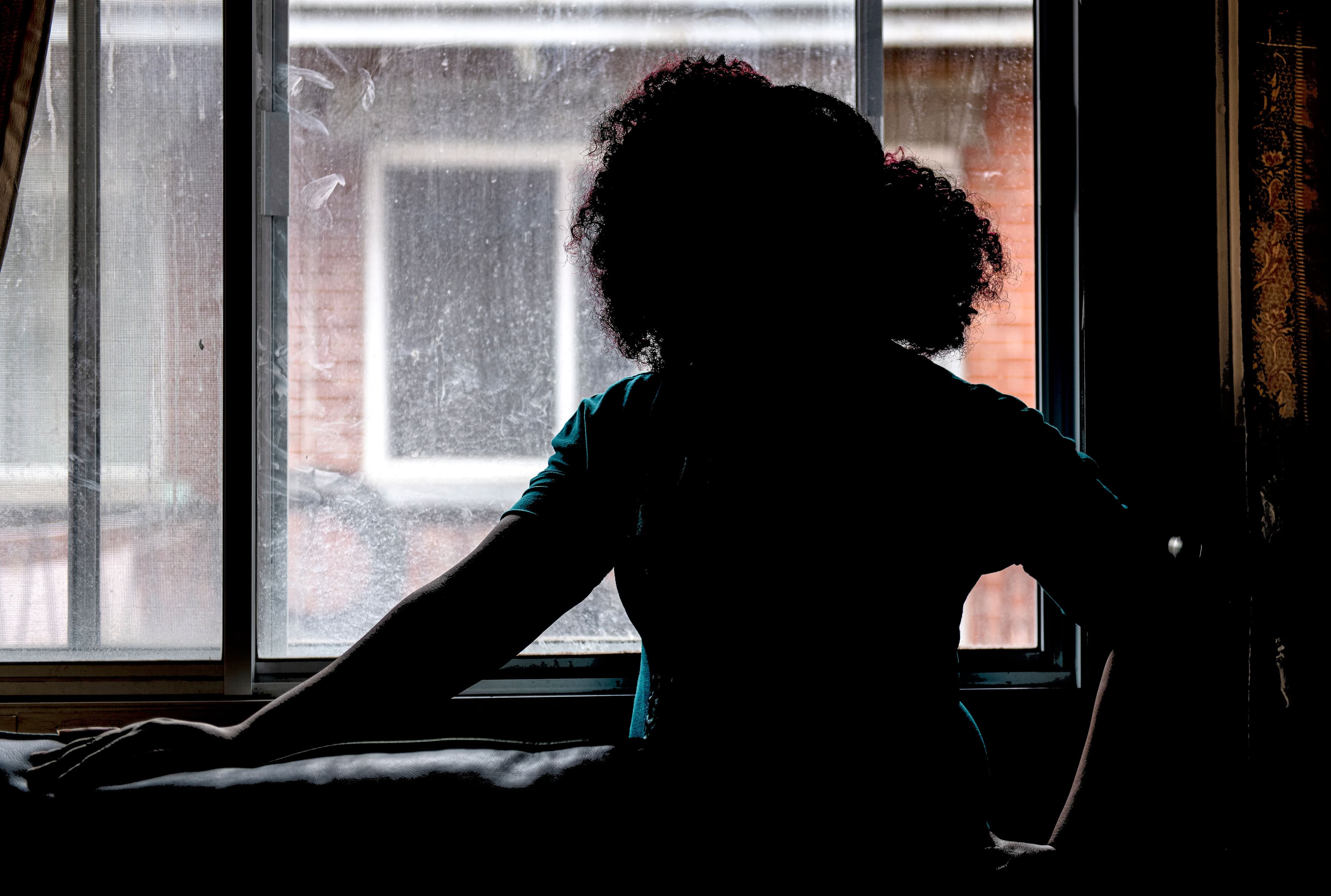 Préposée aux bénéficiaires depuis le début de la pandémie, cette femme, qui a accepté de se confier au <i>Journal</i> sous couvert de l’anonymat, offre des soins auxquels elle n’a pas droit, parce que Québec tarde à lui accorder la résidence permanente.