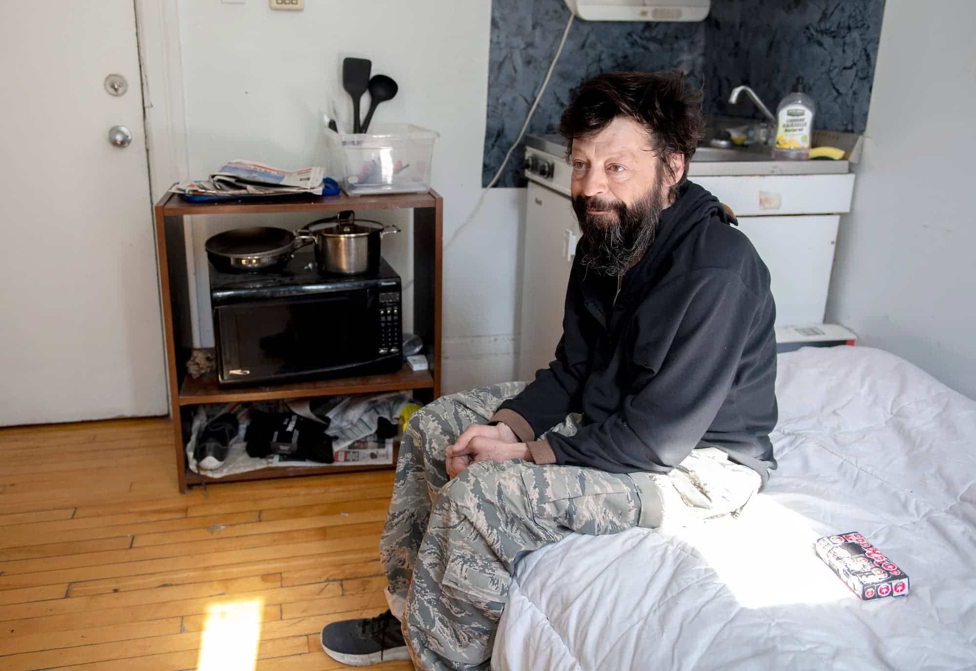 Il vit depuis la mi-janvier dans cette maison de chambres du quartier Villeray.