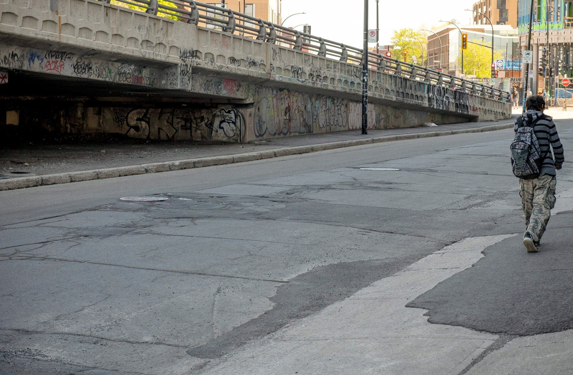 Jean-François près du viaduc où il a habité.