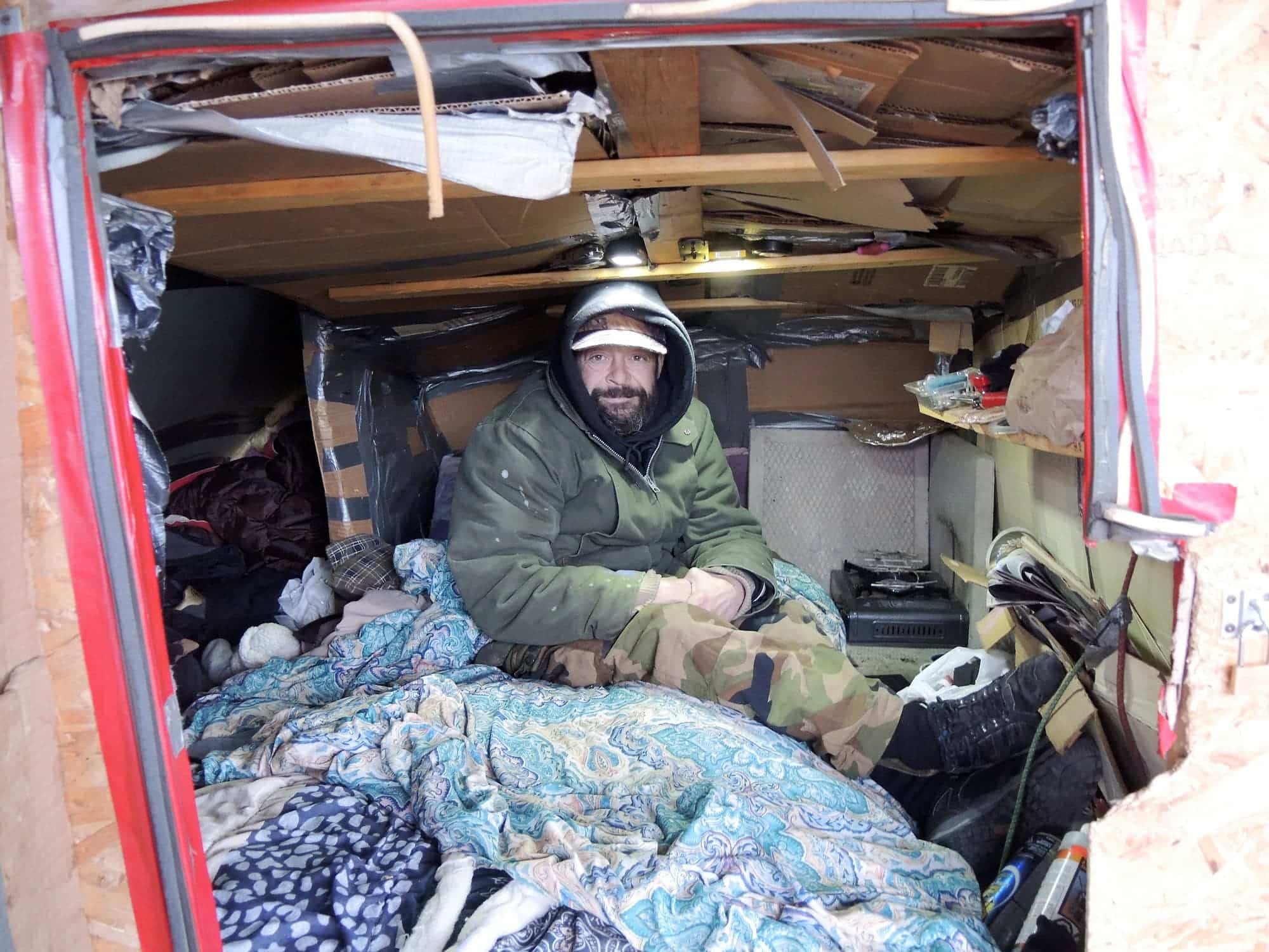 En décembre, quand les grands froids arrivaient, Jean-François Provost empilait les couches de couvertures pour se réchauffer.