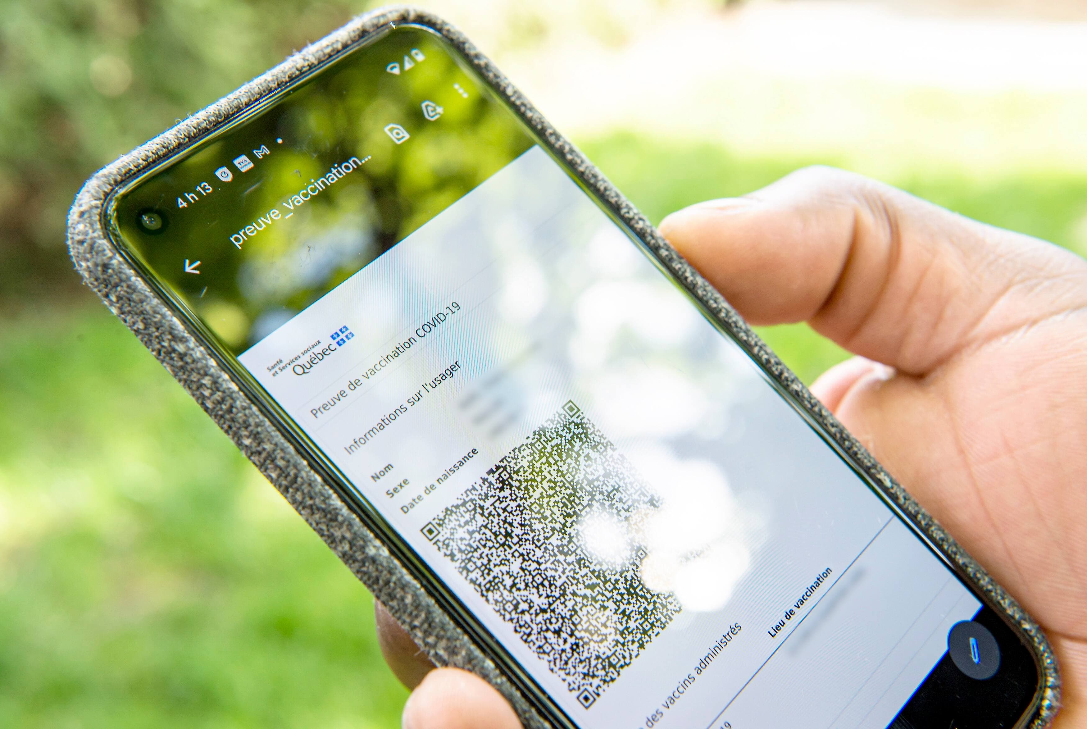 Depuis jeudi, les personnes qui se font vacciner contre le coronavirus ont accès à un code QR comme preuve de vaccination. Le gouvernement tarde cependant à faire connaître les privilèges qui lui seront associés.