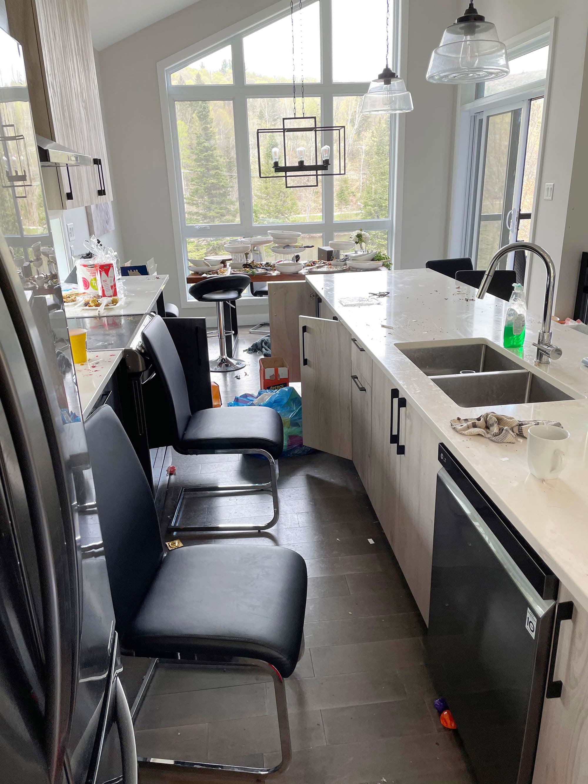 Le chalet de Sainte-Béatrix, dans Lanaudière, où 75 personnes se sont rassemblées en fin de semaine, a été laissé dans un piteux état.