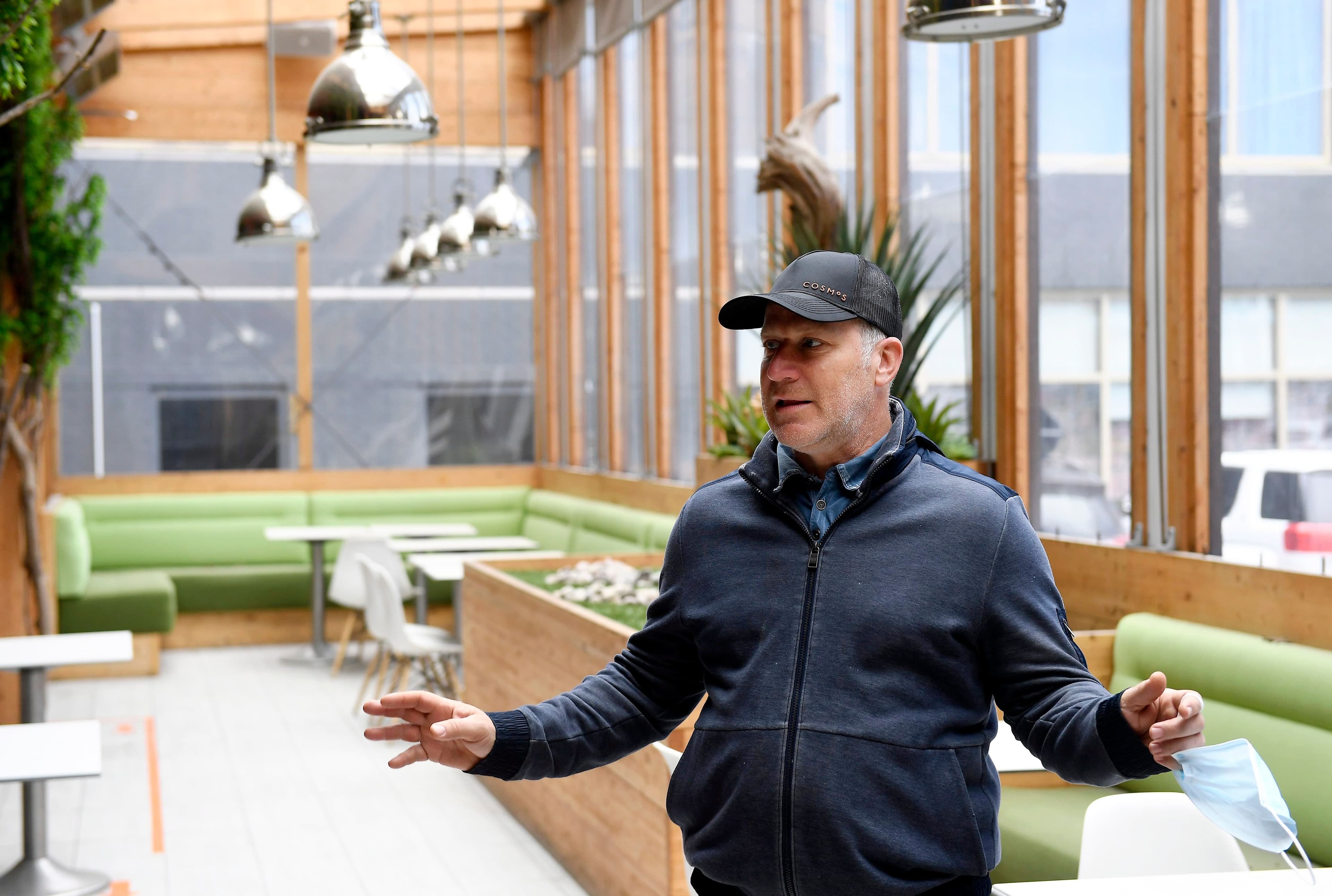 L’ouverture des terrasses est un pas dans la bonne direction assure Louis McNeil, copropriétaire des restaurants Cosmos.