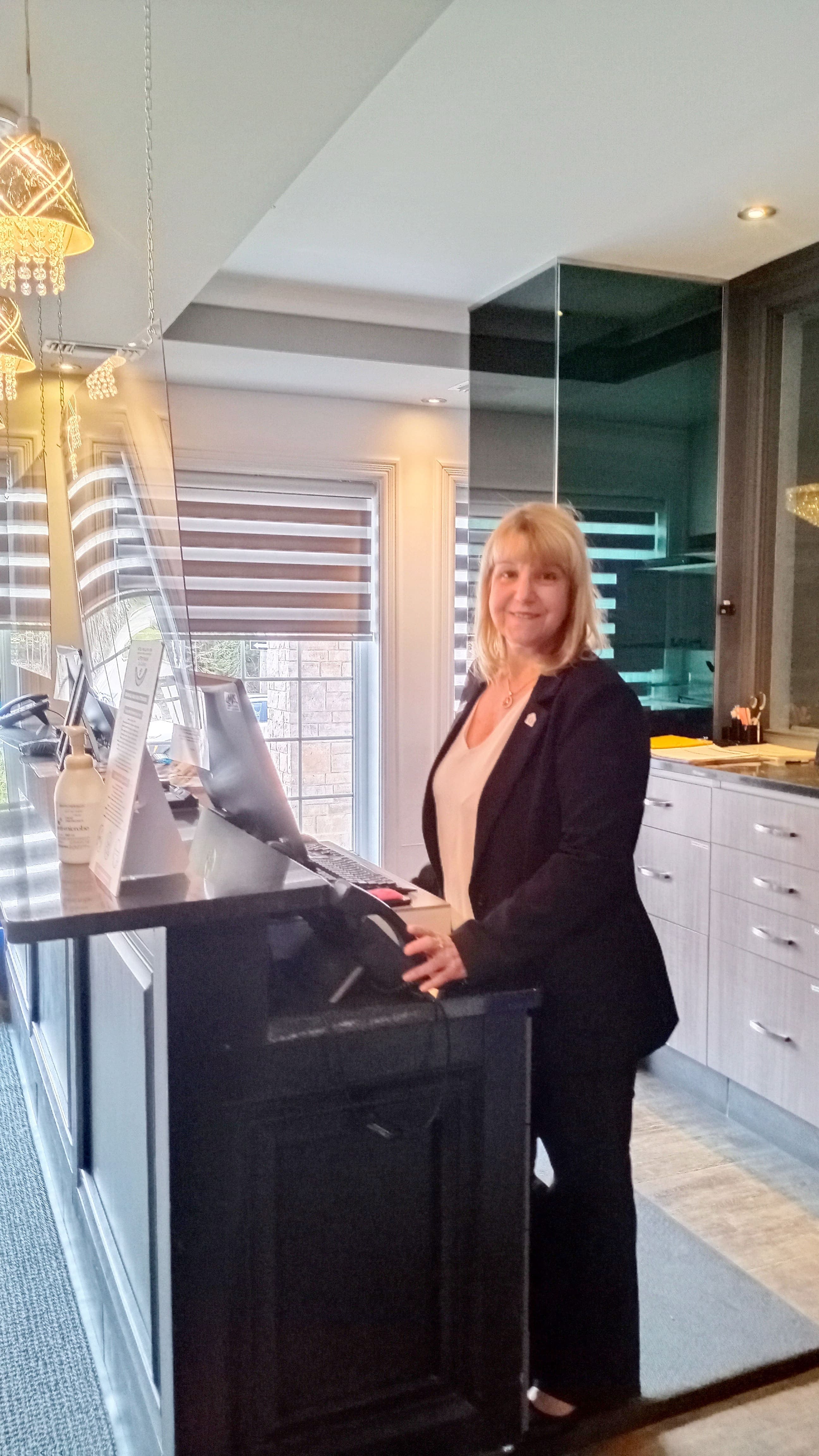 Christiane Lambert, directrice générale du Petit Manoir du Casino, accueille elle même les clients, à la réception du vaste complexe hôtelier de La Malbaie.