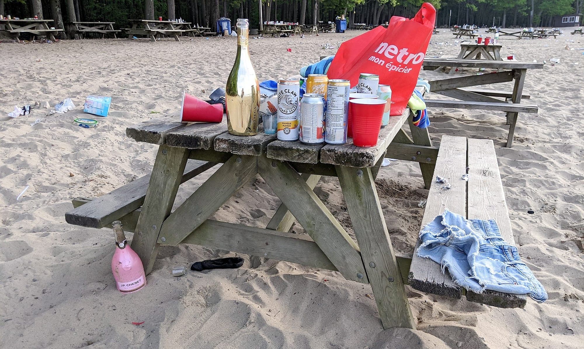 Les traces de party étaient toujours visibles jeudi matin.