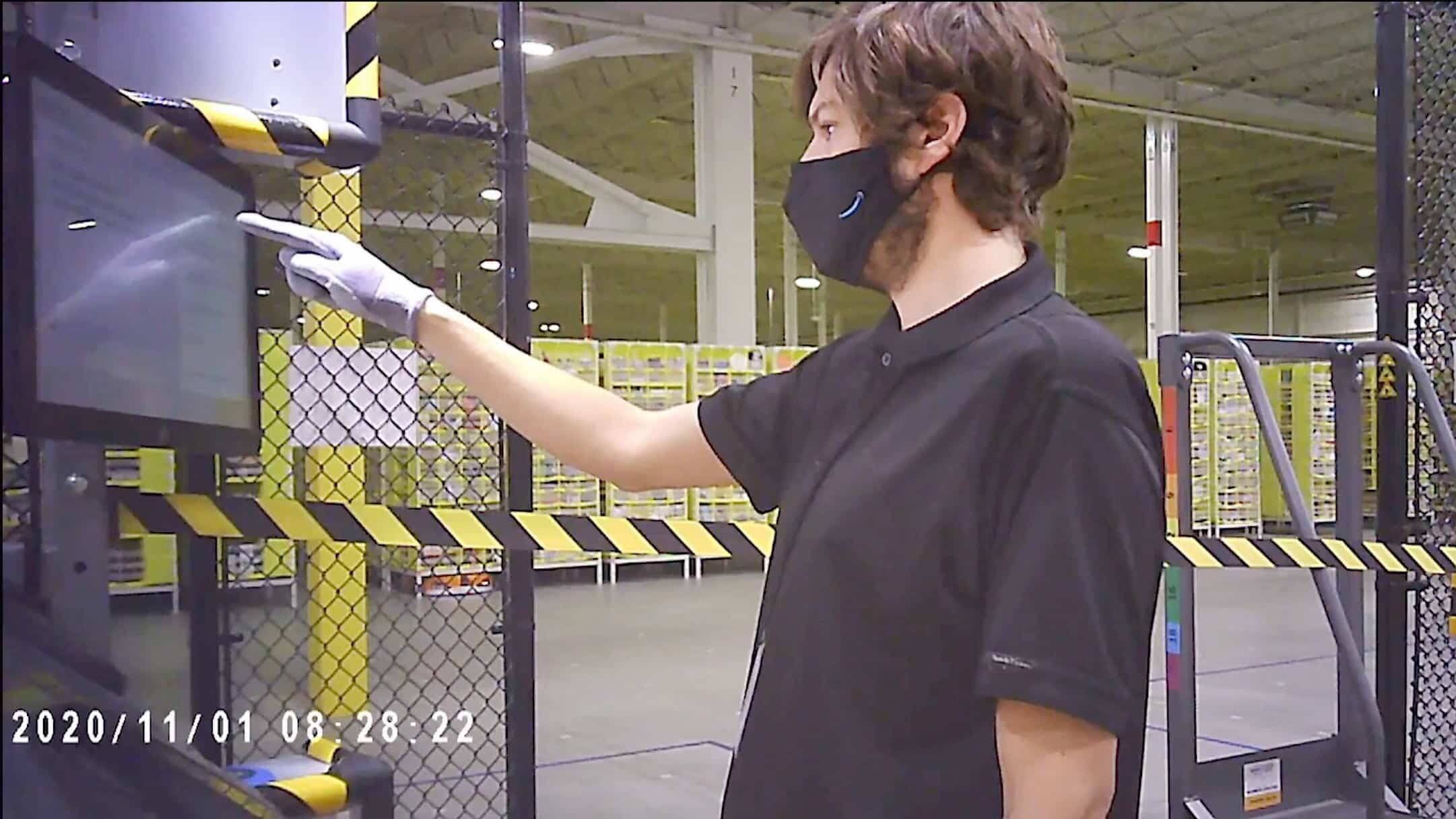 Les employés doivent se connecter à leur poste de travail avec leur badge. Leur performance est calculée en temps réel.