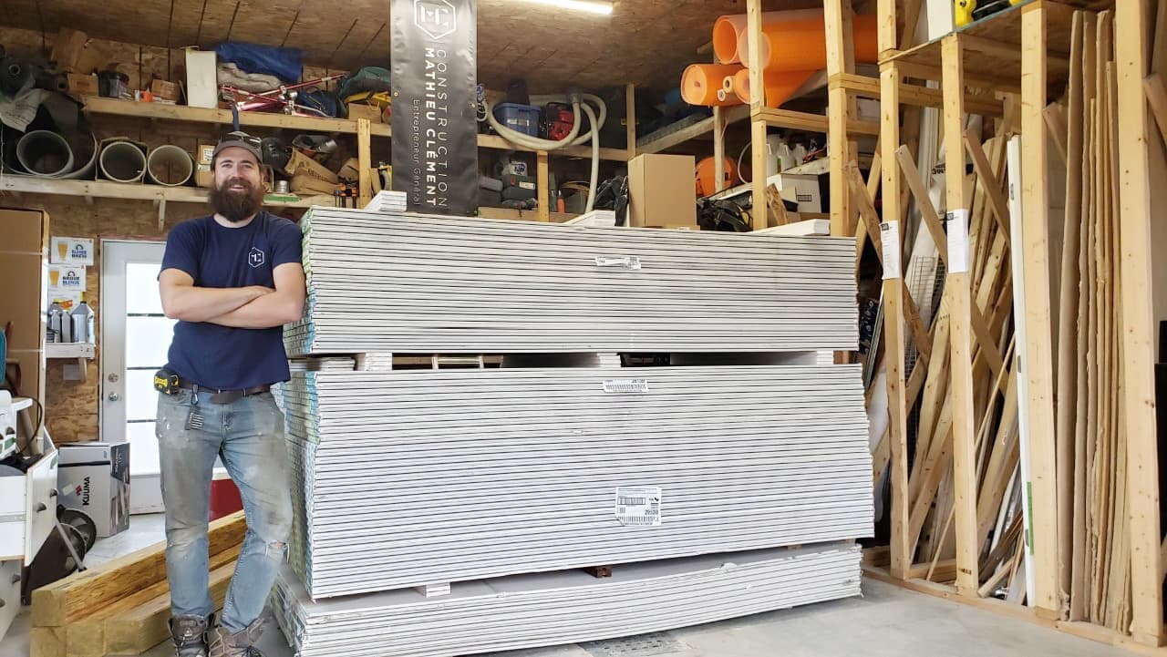 Certains entrepreneurs prévoyants parviennent à traverser la période de pénurie de matériaux sans trop de mal, grâce à leurs réserves constituées il y a plusieurs mois déjà. C’est le cas de Mathieu Clément, de Construction Mathieu Clément, de Pincourt.