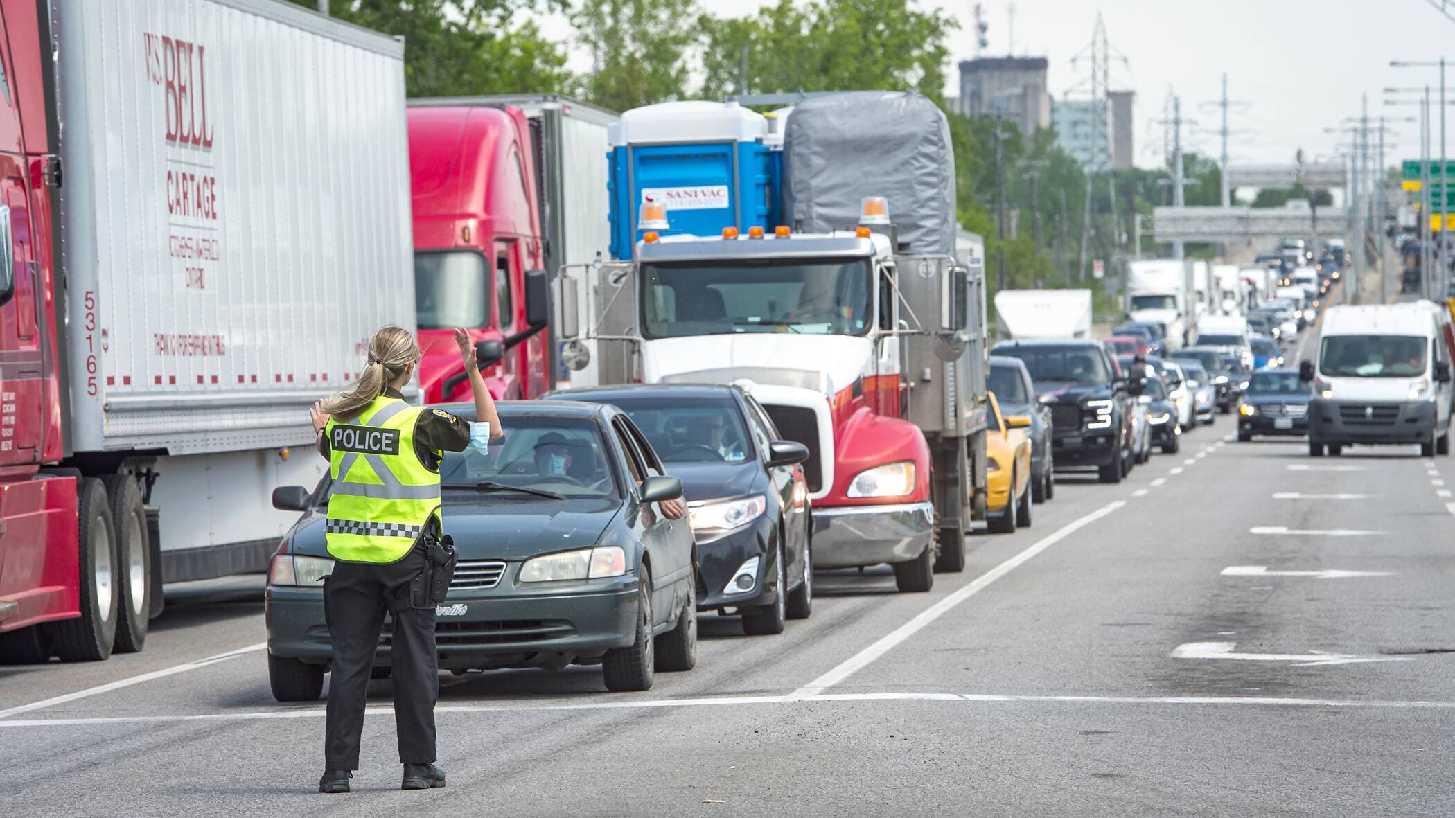On voit la circulation dense vendredi matin sur le chemin de détour, à L’Île-Perrot.