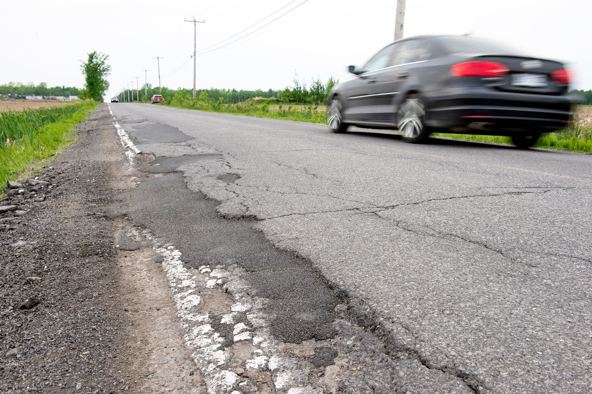 La pire route du Québec, le chemin de la Grande-Ligne, à Carignan, est décrite comme une course à obstacles.