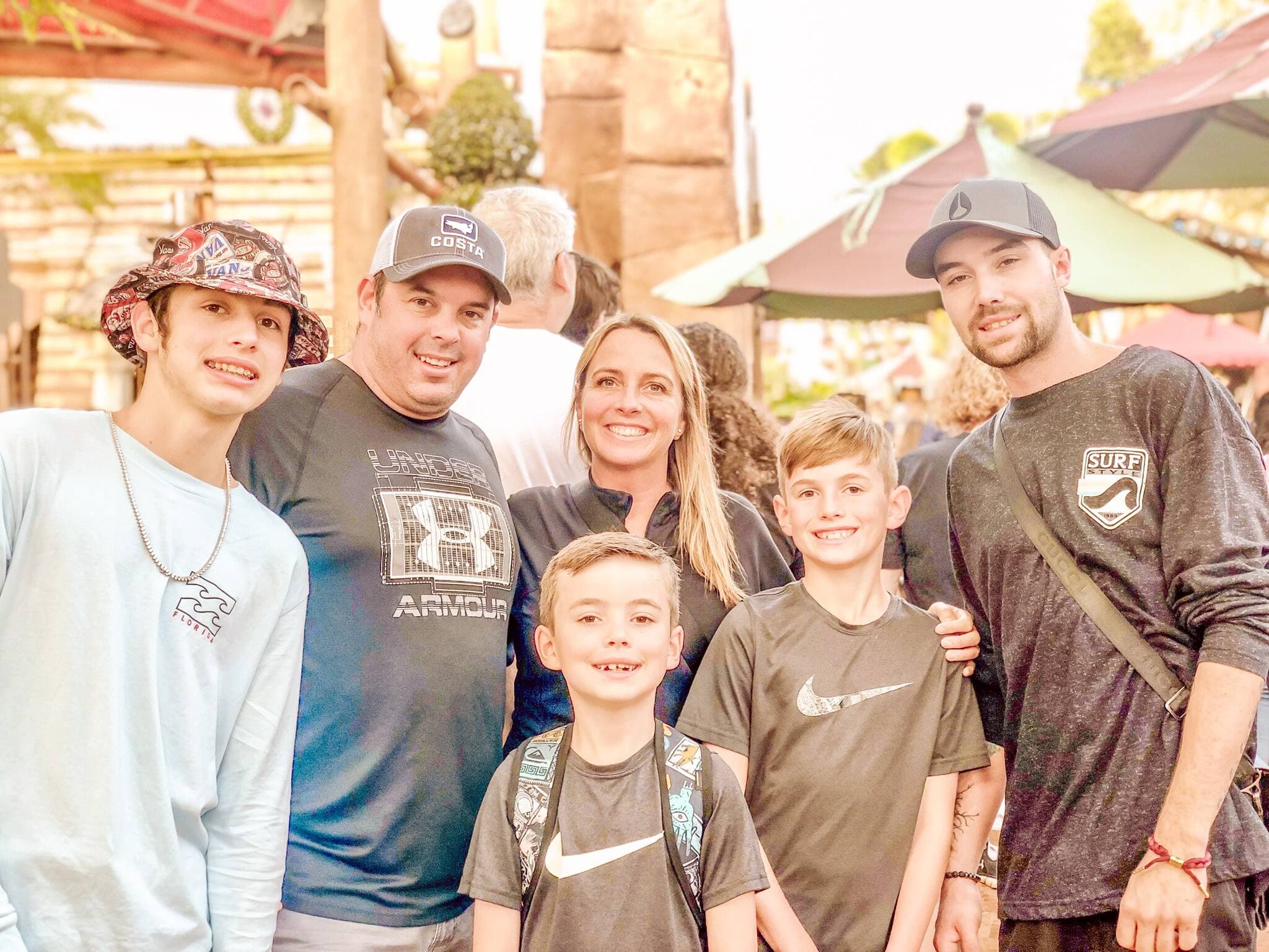 Mélanie Proulx avec son mari Carl Tremblay, entourés de leurs enfants Vincent, Justin et Fréderick (De gauche à droite). Le fils de Mme Proulx qui habite au Québec, Michael Proulx, se trouve à l’extrême droite.