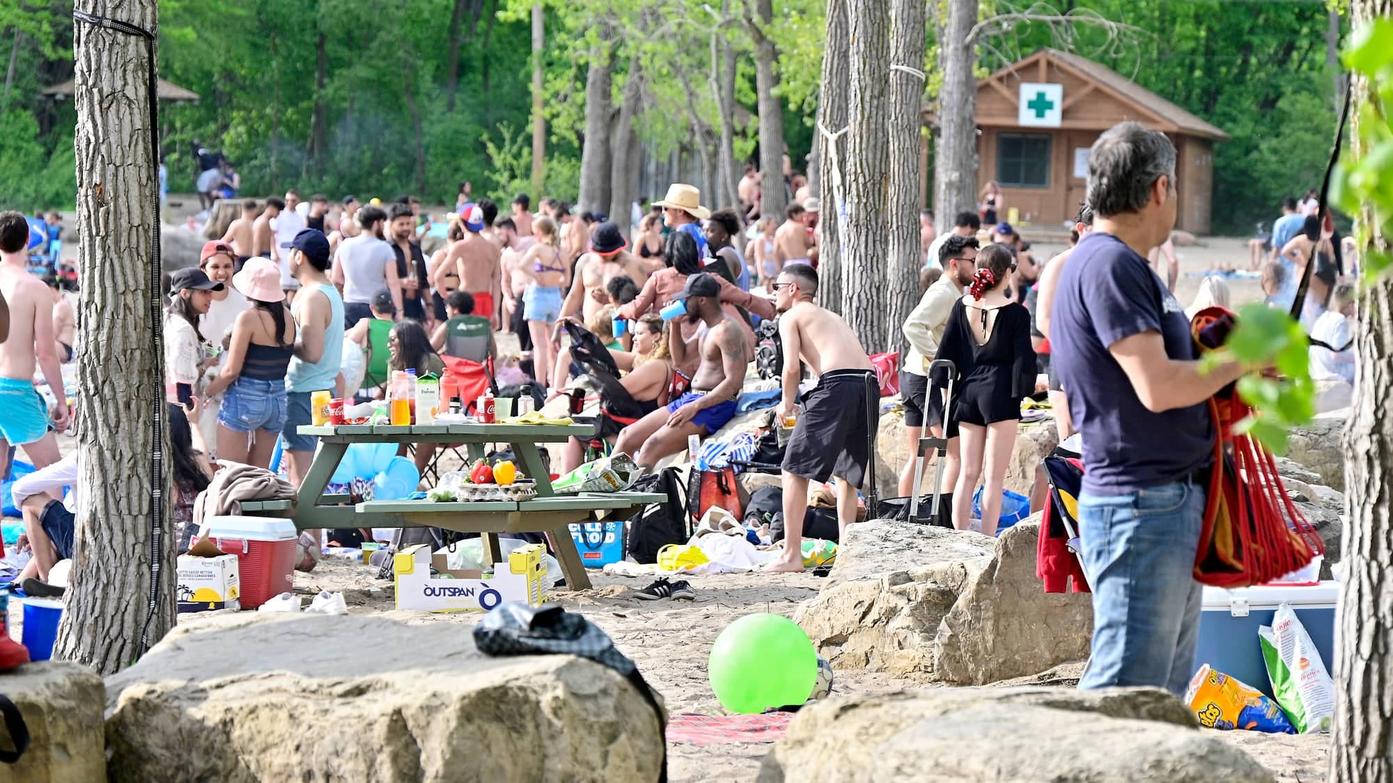 À la plage du parc-nature du Cap–Saint-Jacques, dans l’ouest de Montréal, le chaud soleil et la belle température ont attiré plus de 300 fêtards.