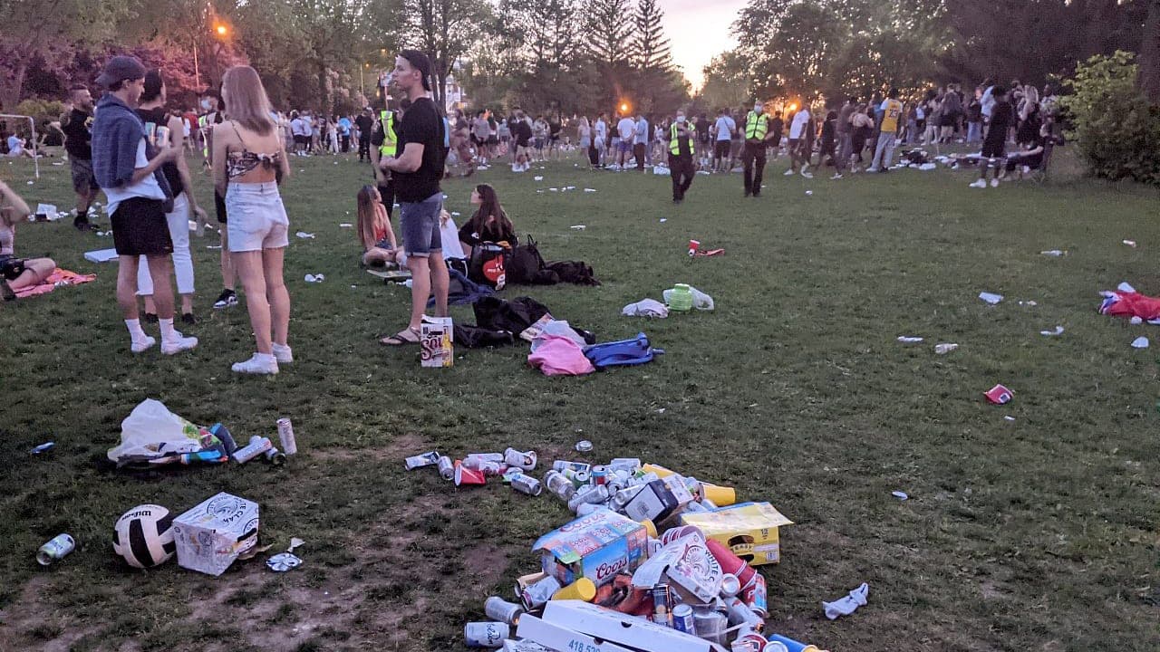 Des centaines de personnes se sont réunies samedi au parc Victoria, sans se soucier des règles de distanciation et en laissant de nombreux déchets derrière elles.