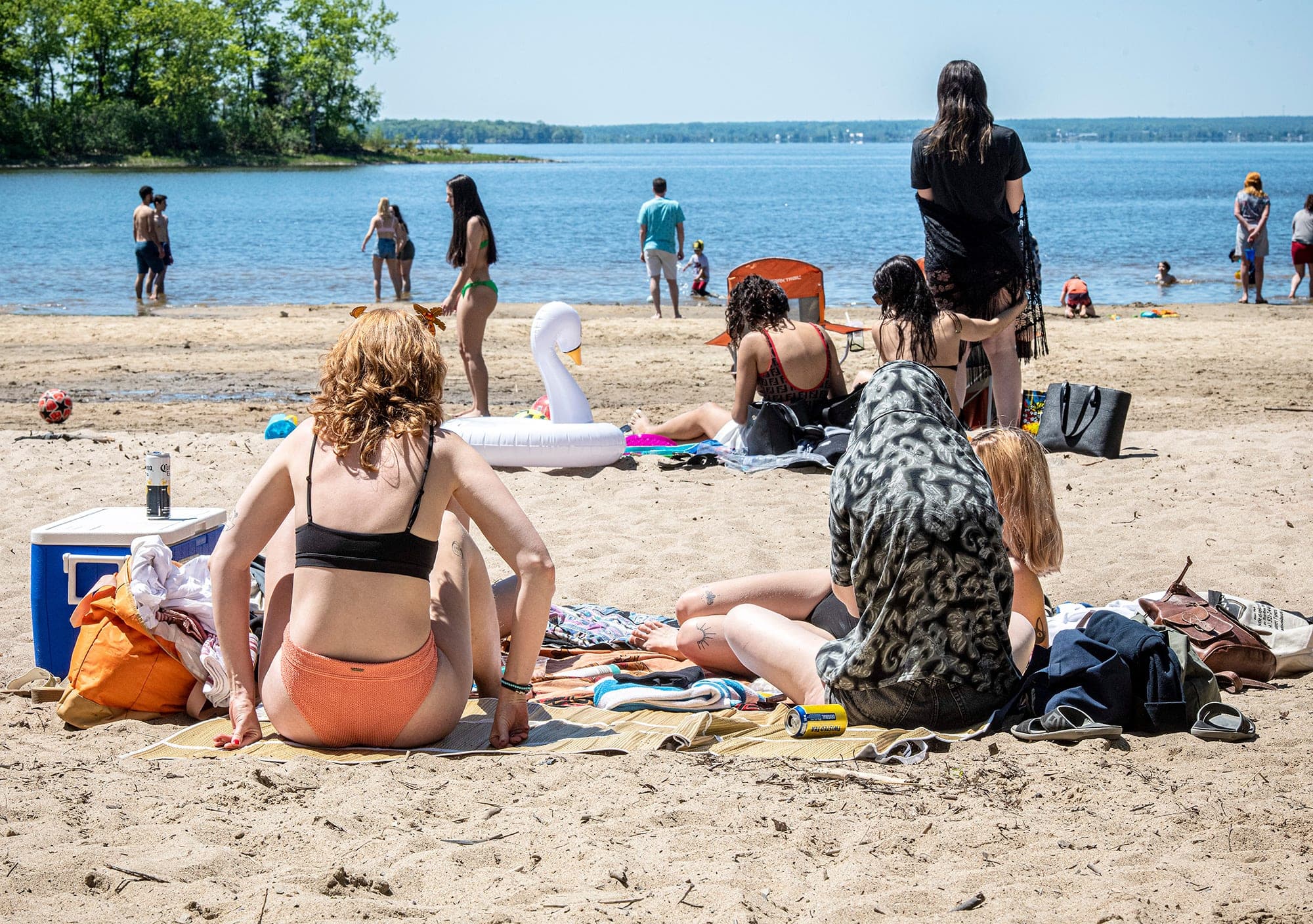 Plusieurs ont profité hier plus calmement de la plage du Cap-Saint-Jacques après le party de samedi.