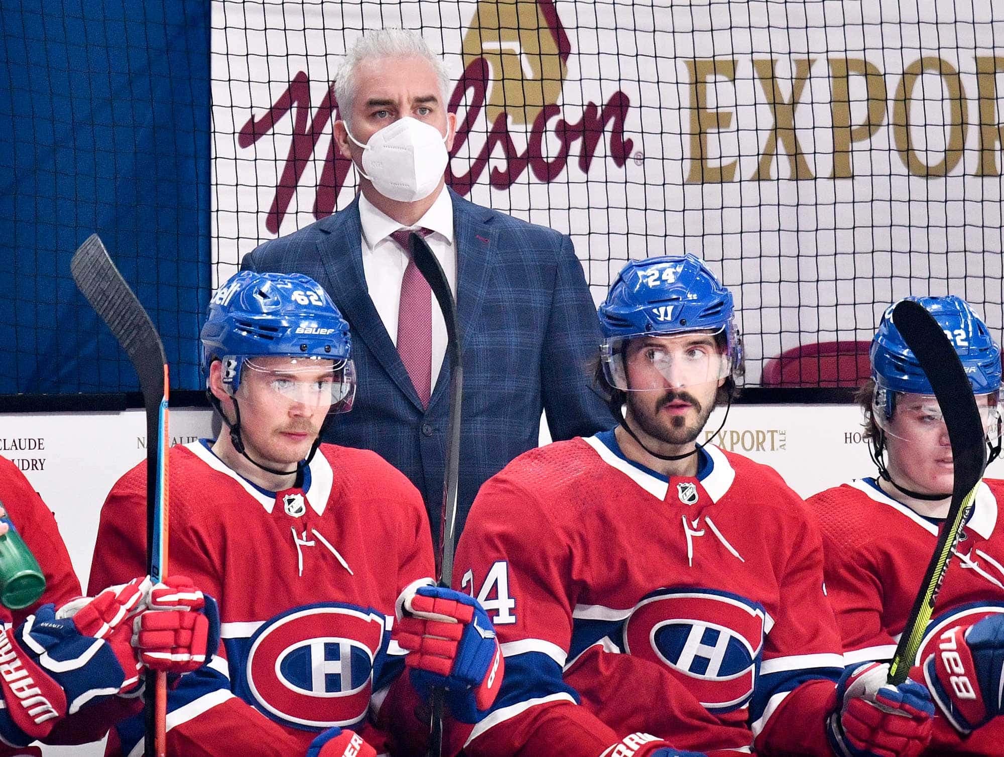 Dominique Ducharme derrière le banc du Canadien lors du troisième match de la série face aux Maple Leafs de Toronto.