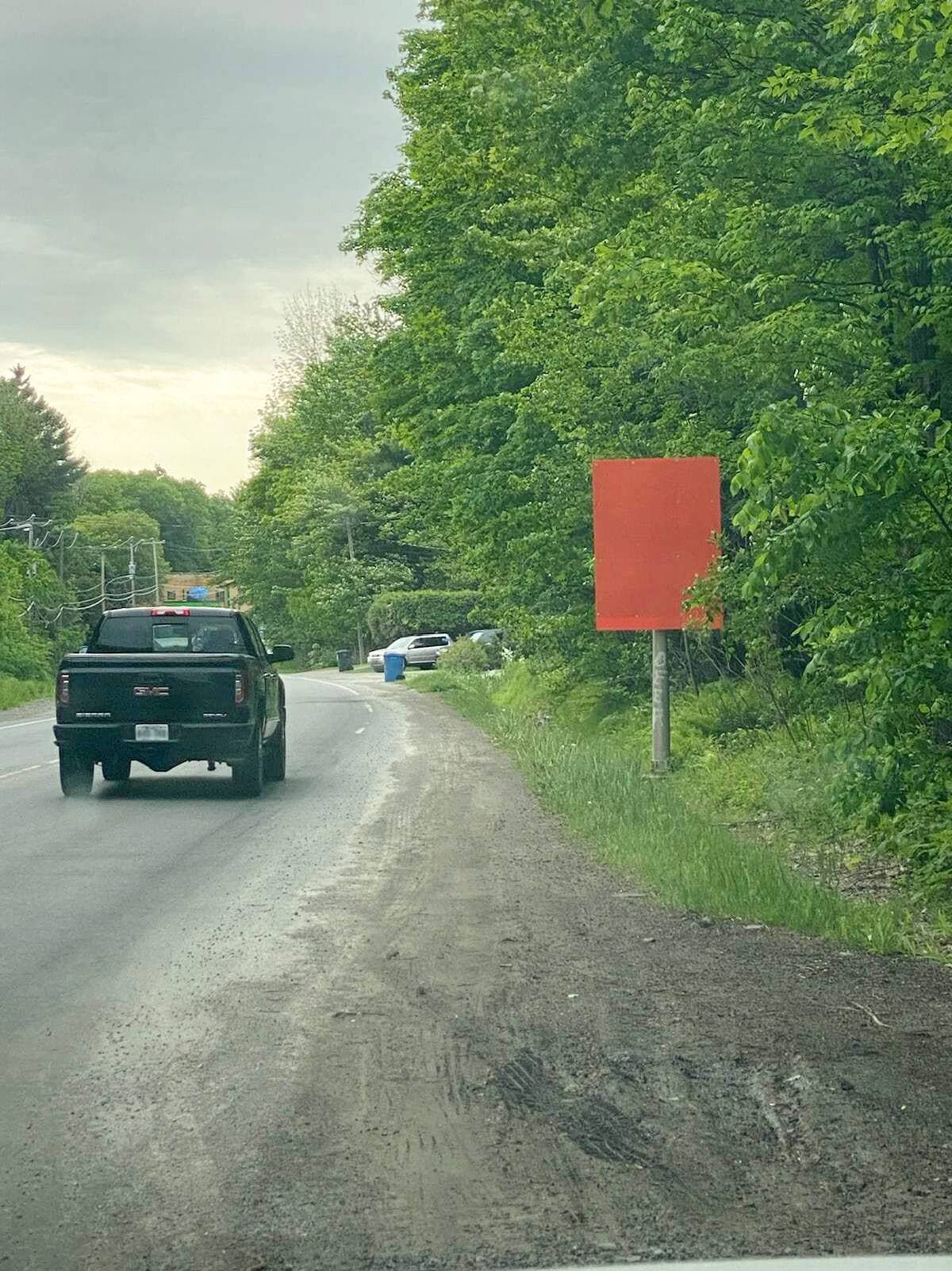 Un des panneaux de signalisation de la traverse en bateau placardé le long de la route 342 pour éviter trop d’achalandage.