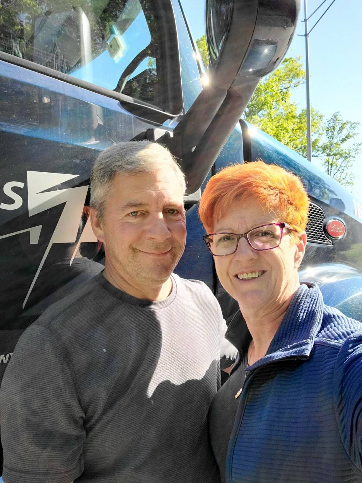 Les camionneurs Chantal Cotton et Gilles Desroches (en mortaise) travaillent ensemble depuis 20 ans chez Trans-West. Ils n’ont jamais rien vu de tel.