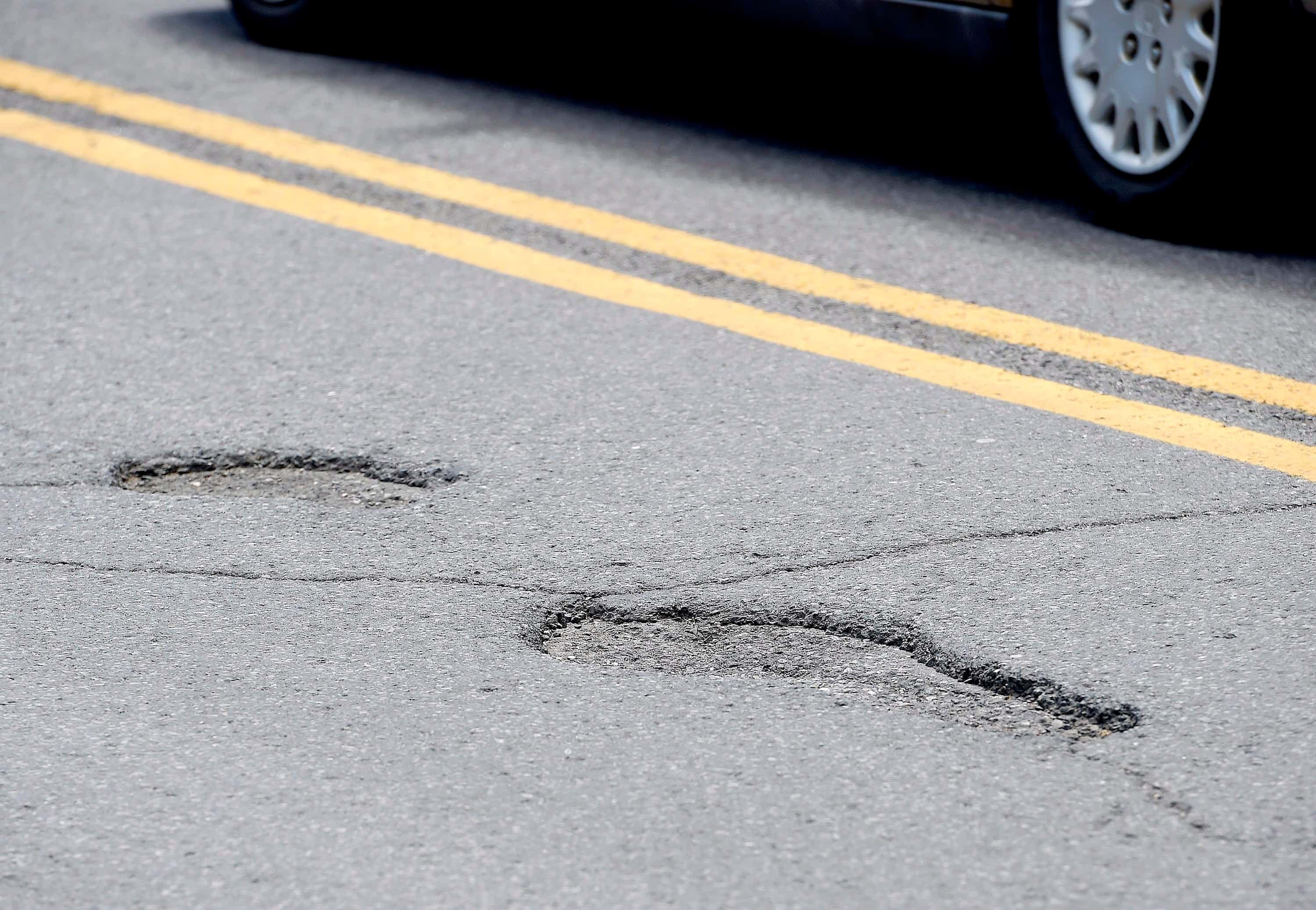 Des crevasses comme celles-ci ont mérité leur lot de griefs cette année sur l’avenue Taniata, à Lévis.