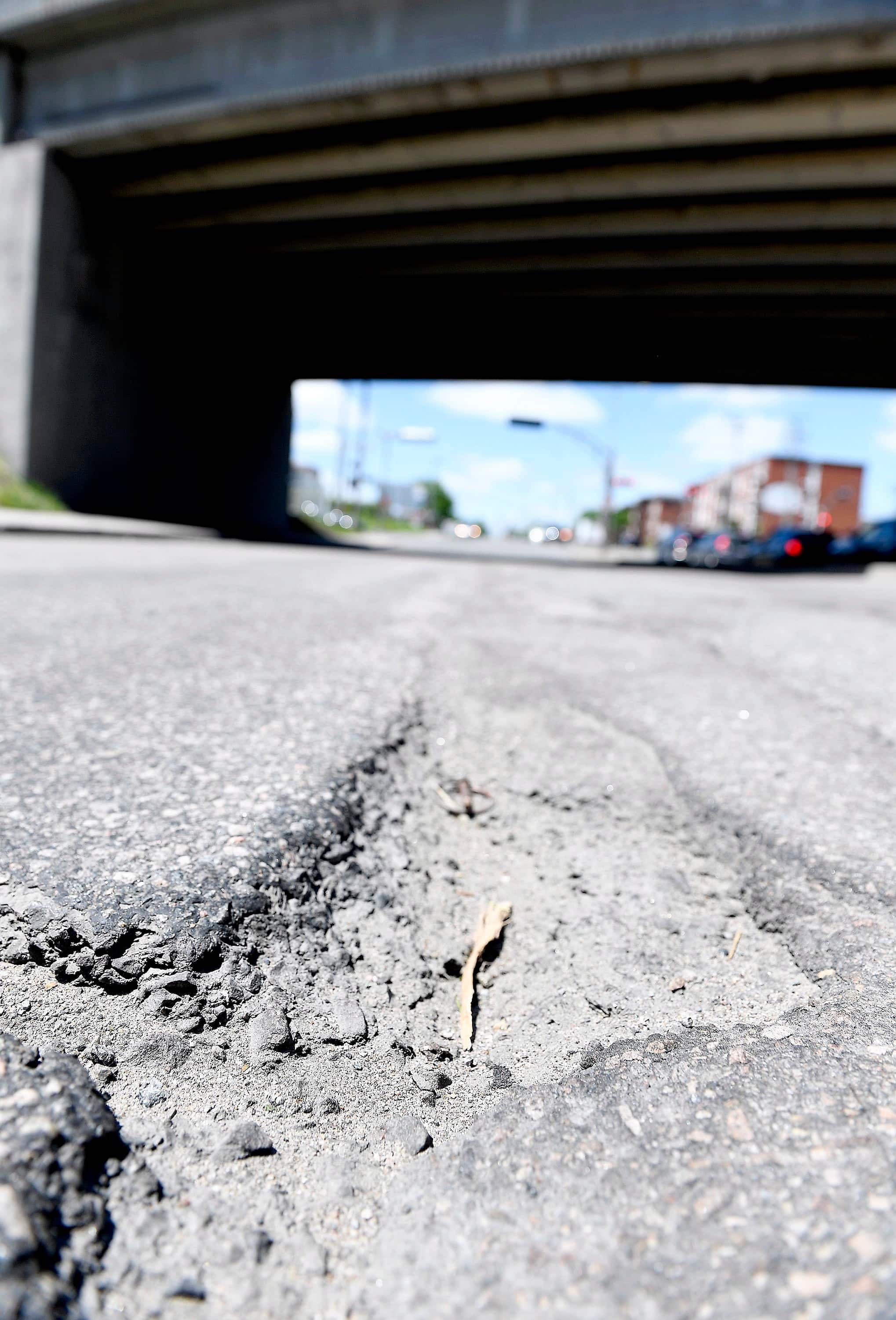 Les traces profondes laissées par le passage des roues sur le boulevard de l’Ormière impatientent les automobilistes.
