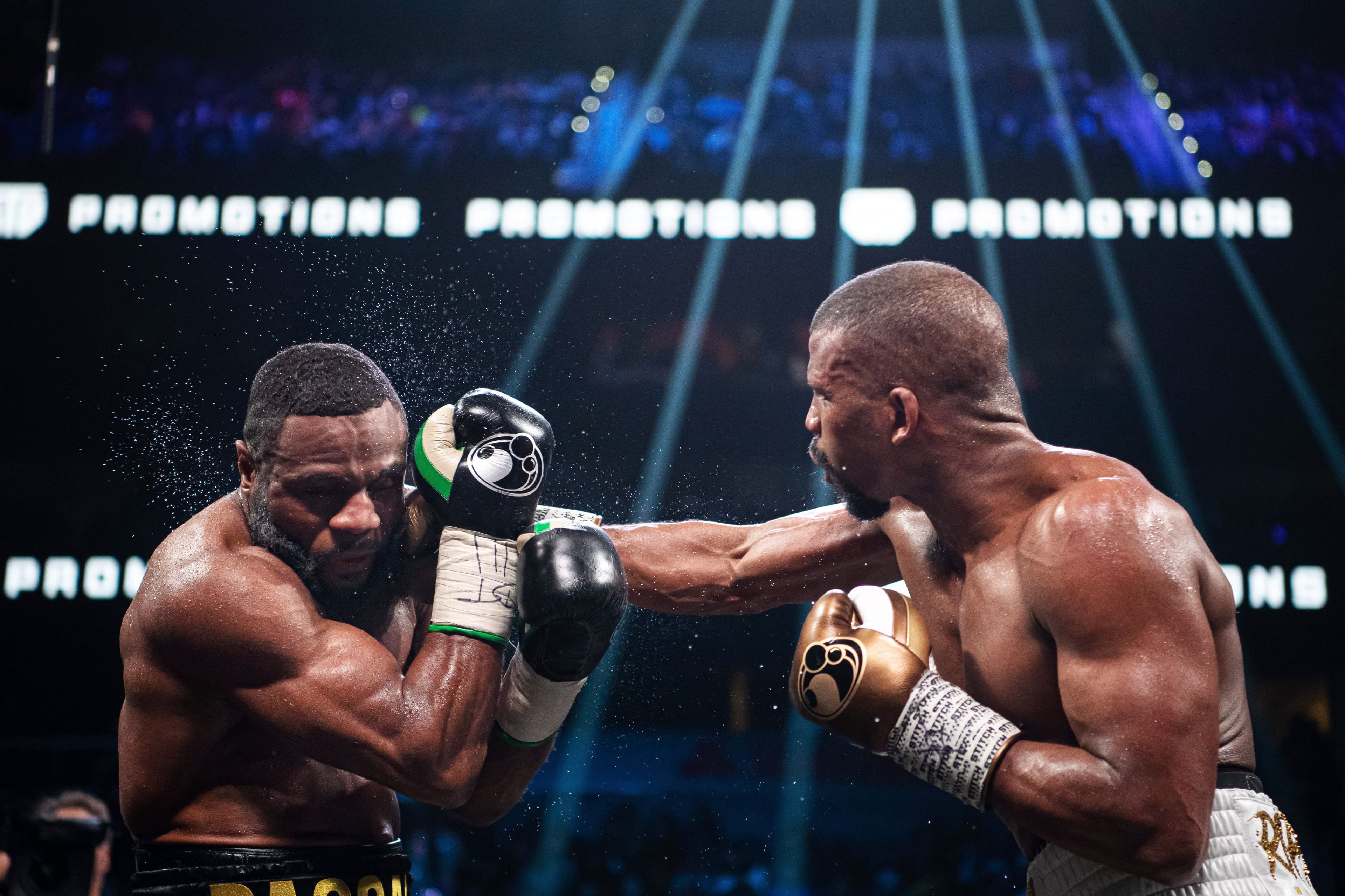 Badou Jack assénant une puissante droite à la mâchoire de Jean Pascal lors d’un combat de championnat présenté à Atlanta en décembre 2019.
