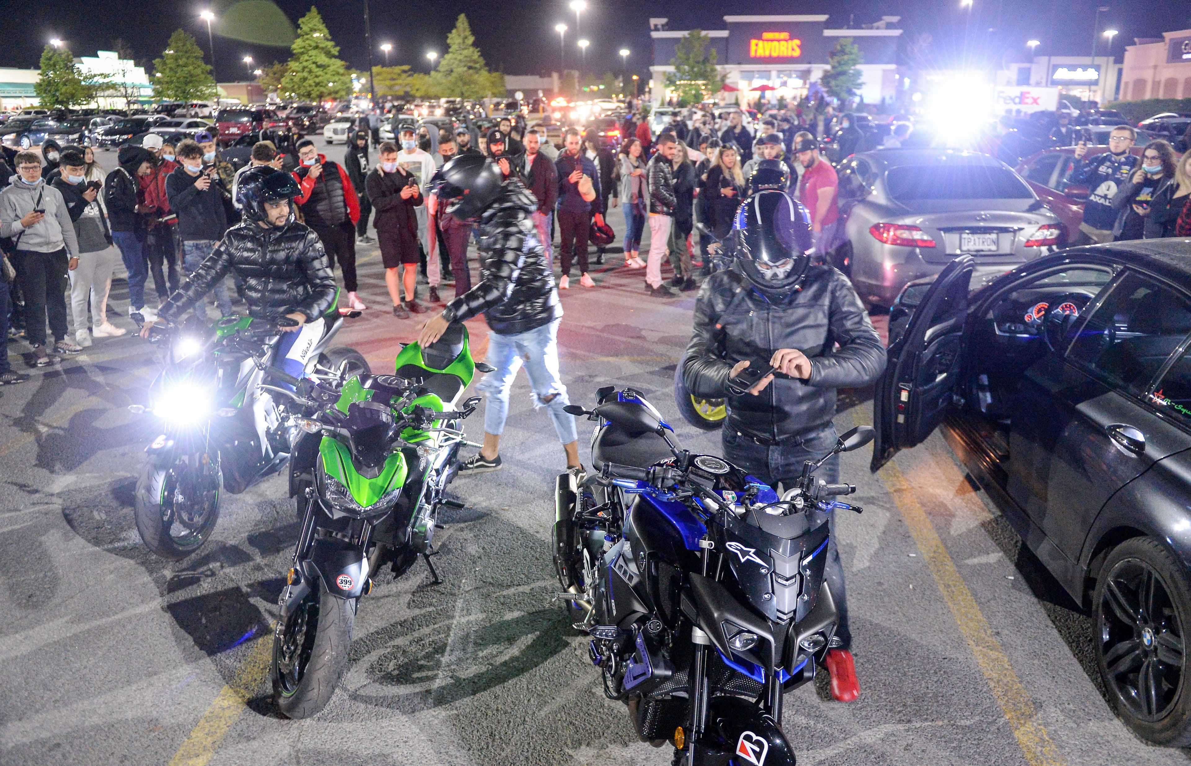 Des personnes se sont aussi rassemblées à Laval, vendredi.