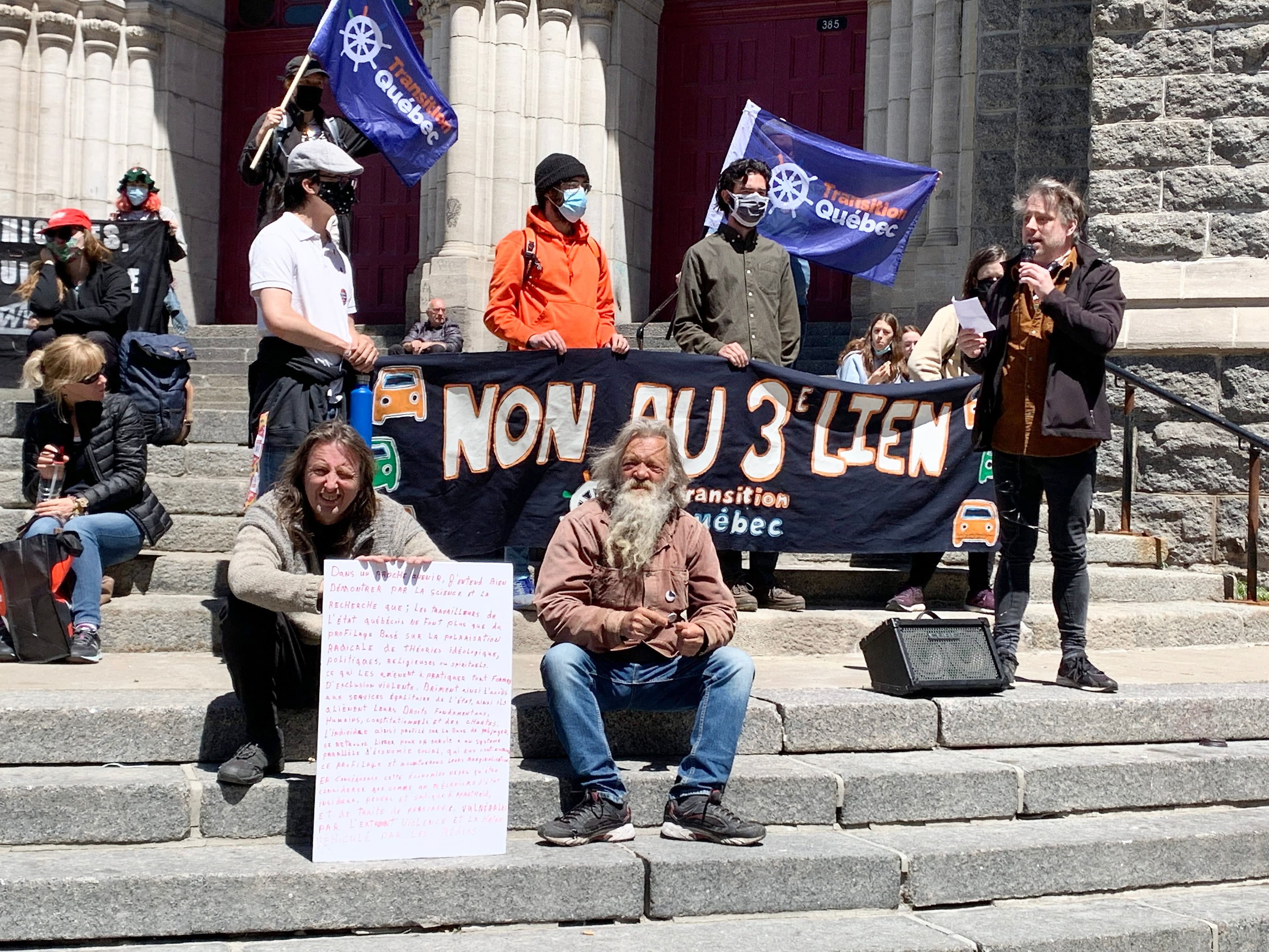 Des supporteurs de Transition Québec manifestant contre le 3e lien devant l’église Saint-Roch en mai dernier.