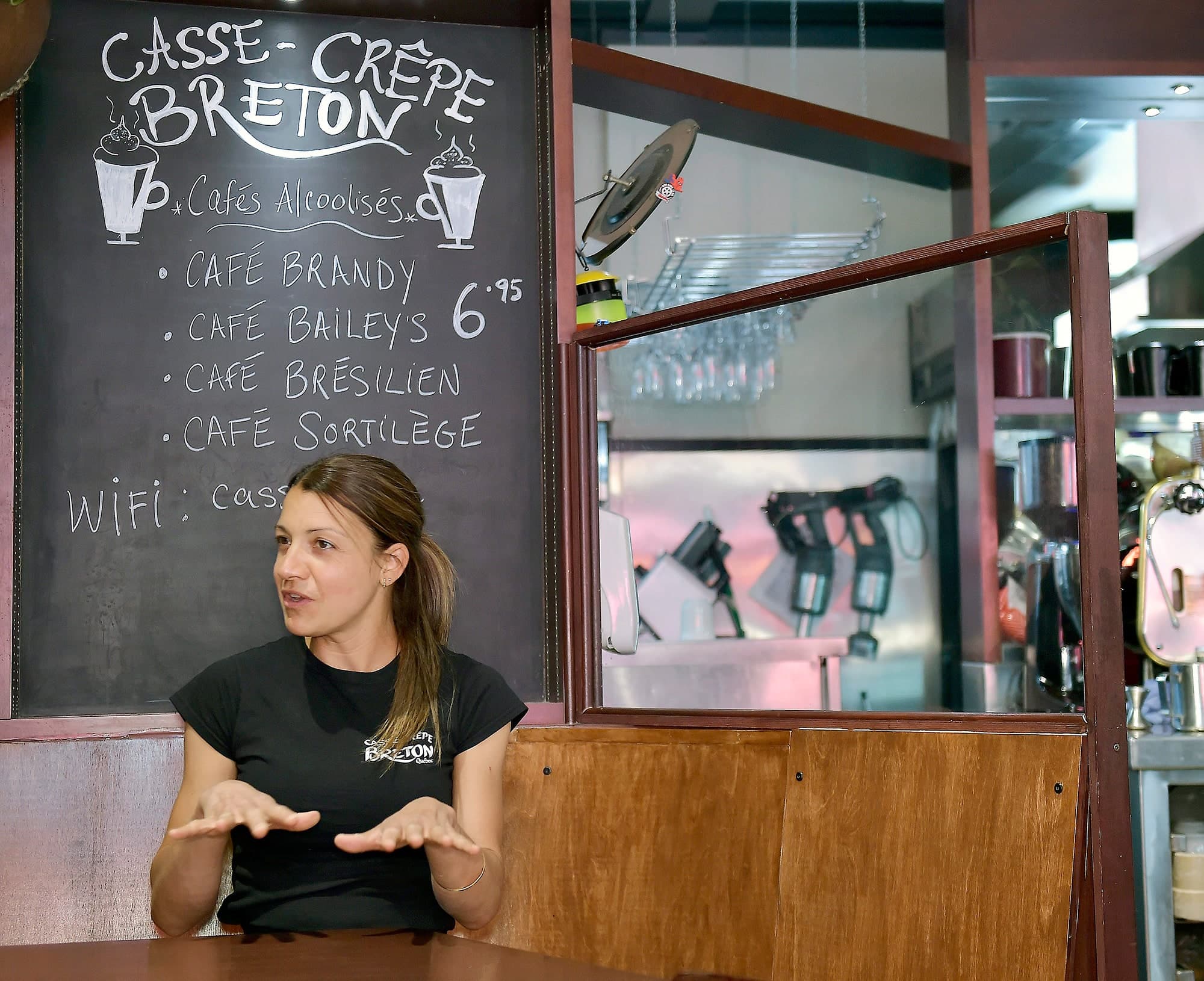 Marie-Ève Lacroix, propriétaire du Casse-Crêpe Breton, a préparé sa salle à manger pour qu’elle soit conforme avec les règles sanitaires à l’ouverture, ce matin.