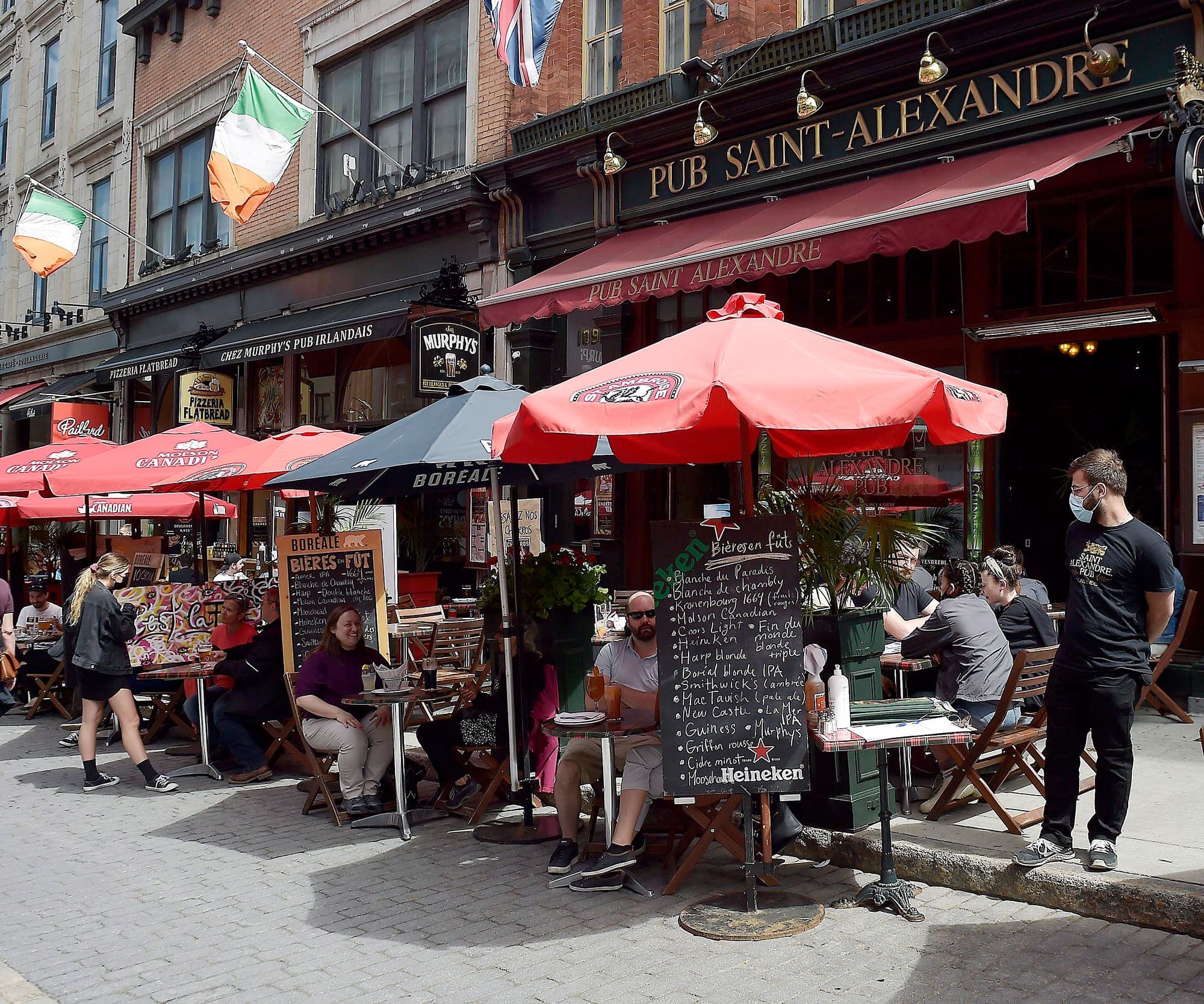 La fin de semaine a servi de pratique aux restaurateurs dont les terrasses étaient bondées hier sur la rue Saint-Jean.