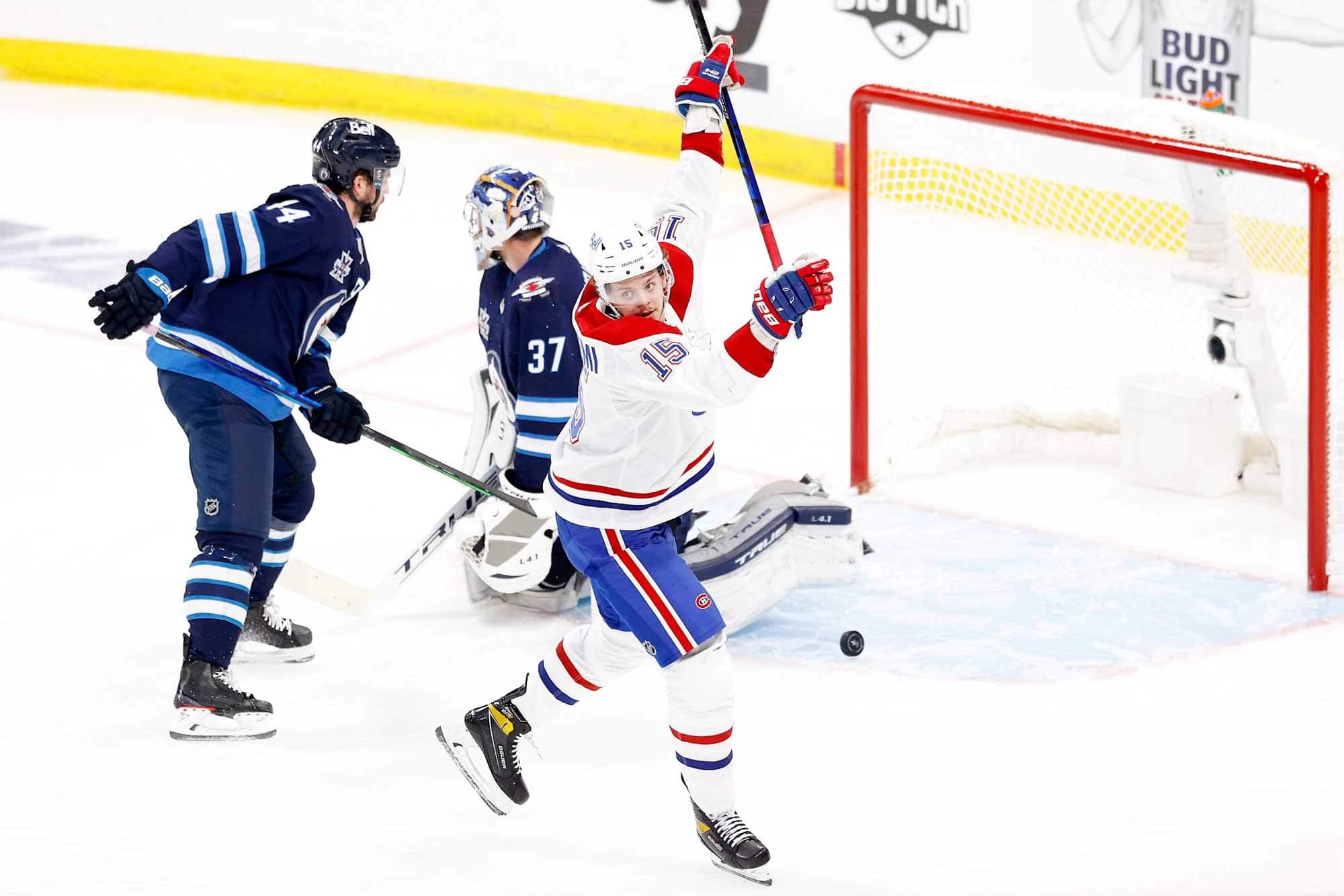 Jesperi Kotkaniemi poursuit son excellent travail. Brillant dans la série contre les Maple Leafs, le Finlandais a donné le ton au match, mercredi soir, en marquant le premier but de la rencontre. C’est son quatrième but en séries, ce printemps.