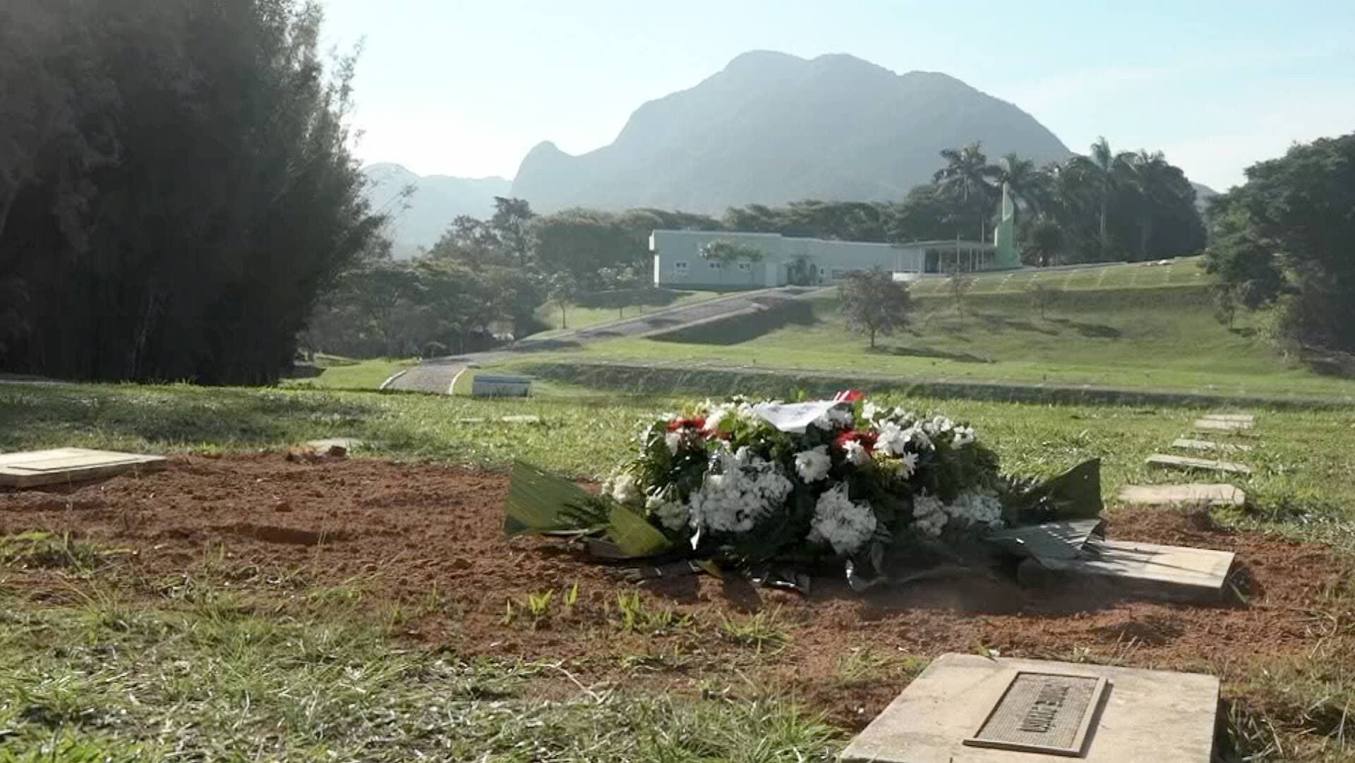 La tombe de M. Brûlé recouverte de fleurs, peu de temps après ses funérailles.