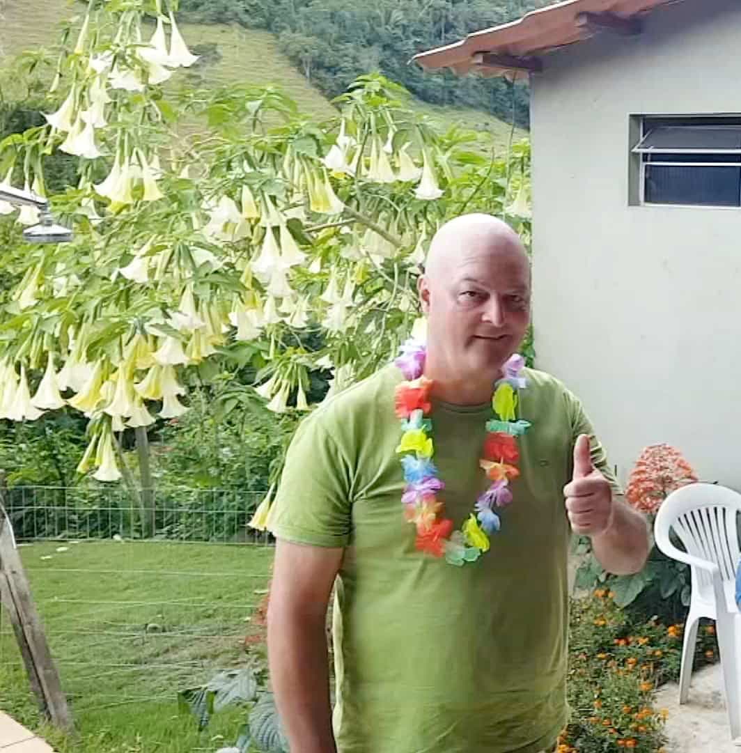 Atteint d’un trouble de bipolarité, Michel Brûlé ne prenait pas ses médicaments à son arrivée au Brésil. Il y est photographié faisant un pouce en l’air à l’occasion d’une fête.