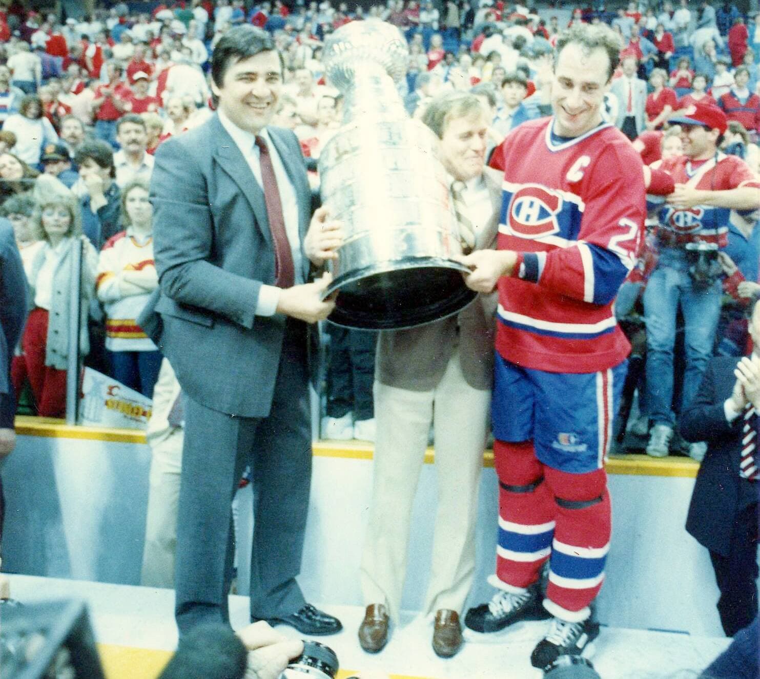 Le capitaine Bob Gainey soulève la coupe Stanley en présence de l’entraîneur-chef Jean Perron et du directeur-gérant Serge Savard en mai 1986 à Calgary.