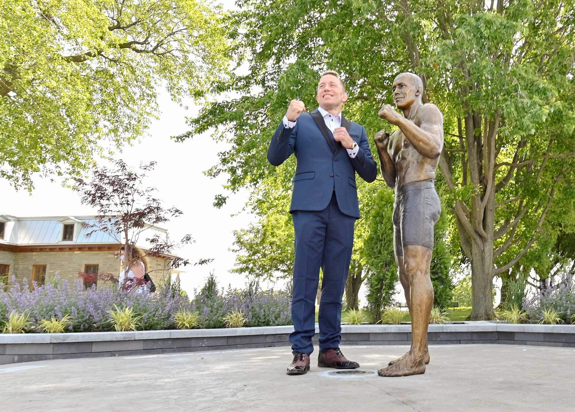 La municipalité de Saint-Isidore a rendu hommage à son illustre citoyen Georges St-Pierre en dévoilant une statue honorant son étincelante carrière.