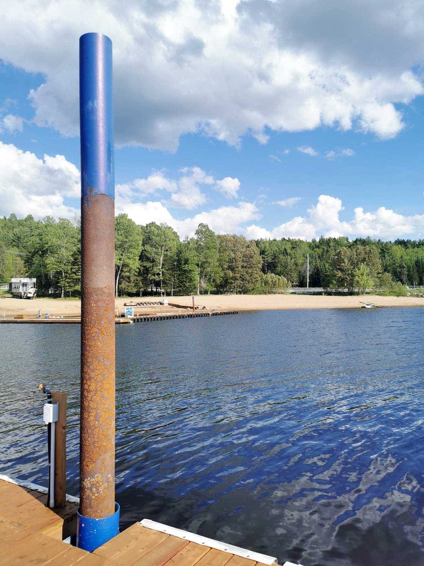 Normalement, le niveau d’eau du lac du Taureau devrait atteindre la peinture bleue en haut de ce poteau.