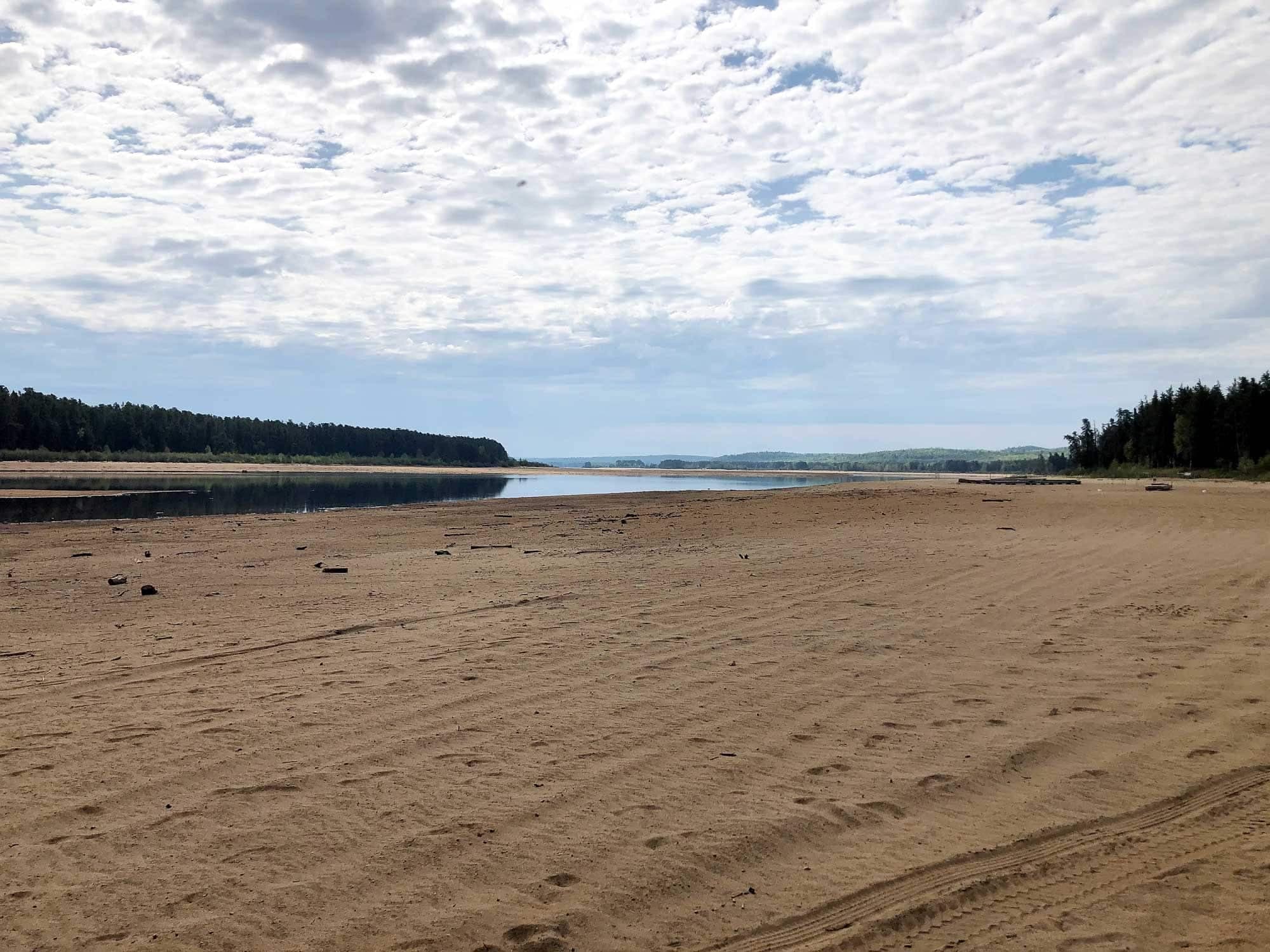 Au début juin, on pouvait voir de grandes plages de sable, ce qui est inhabituel.