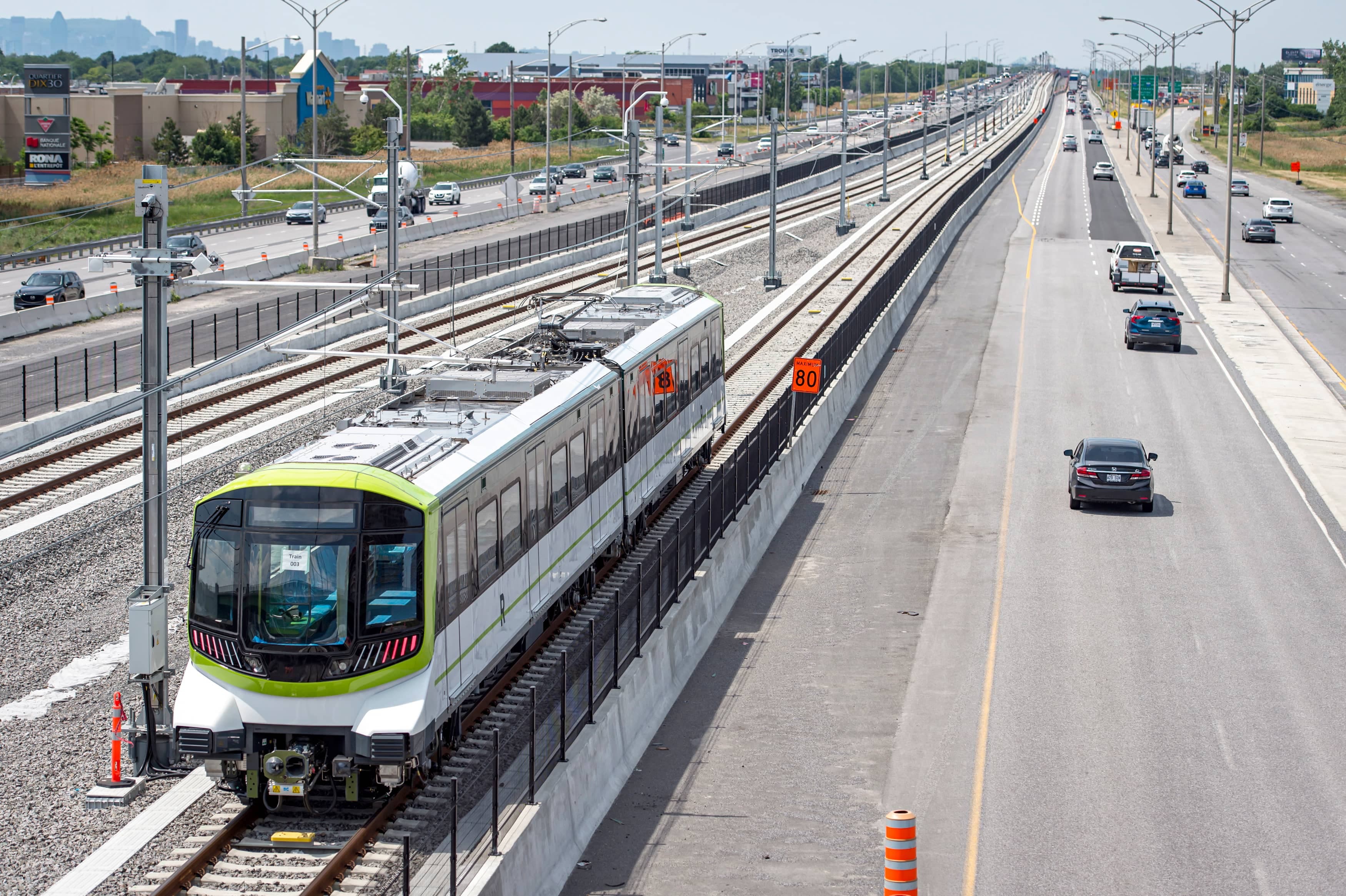 Un train du REM à Brossard