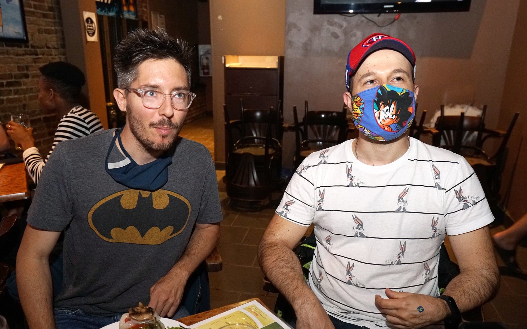 Les Français Romain Dalichamp et Aurélien Truco découvrent la place du hockey à Montréal.