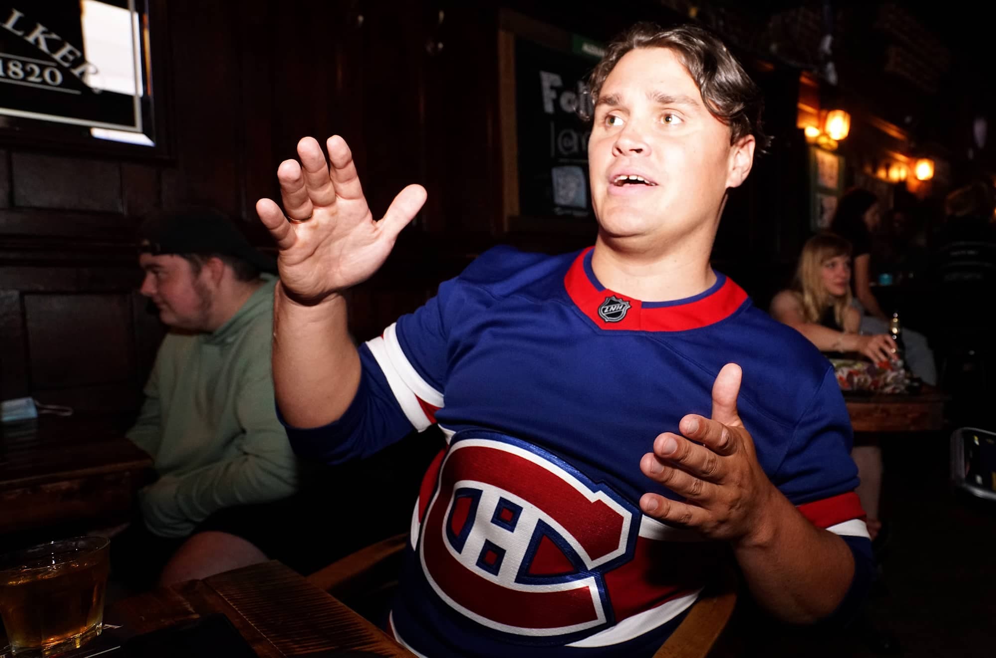 Liam Shaughnessy portait fièrement son chandail du Tricolore hier soir.