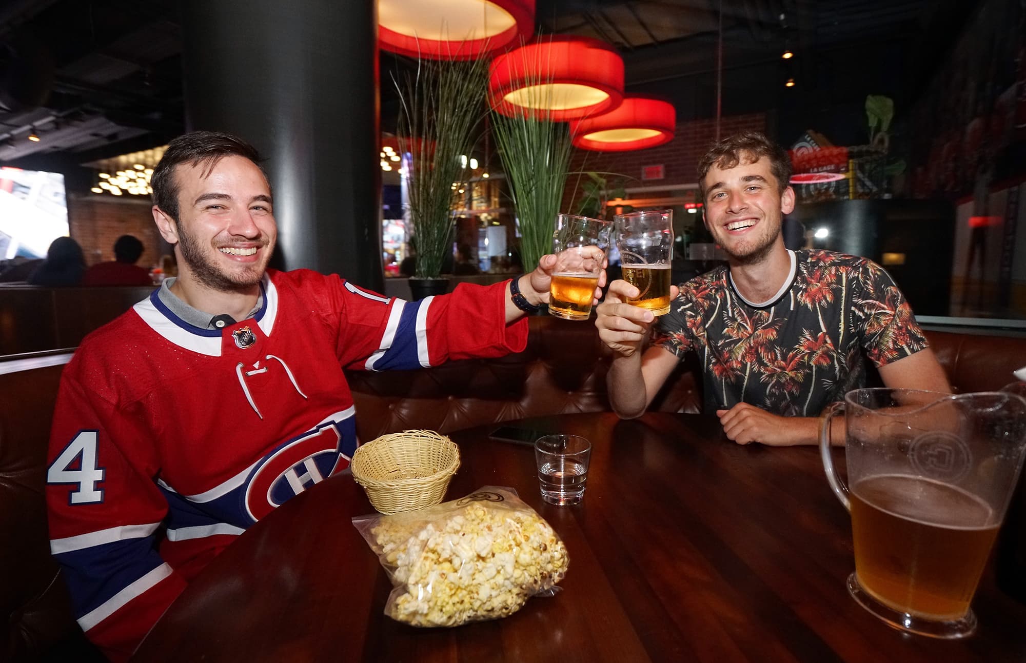 Cory Freedman et Zach Goldenberg savouraient une bière en regardant le match.