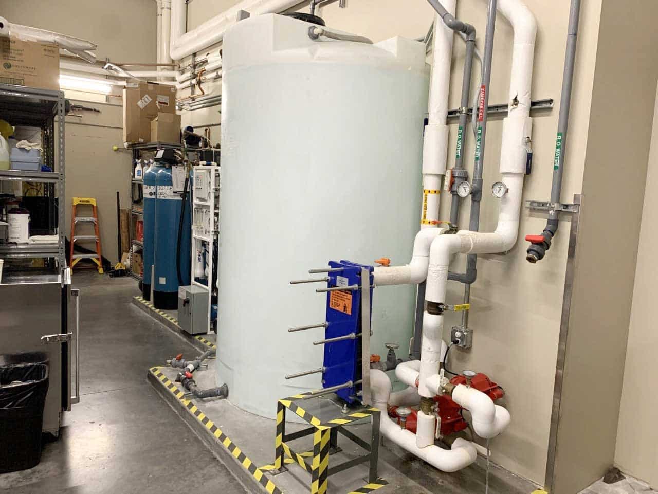 Parmi les installations de haute technologie de l’amphithéâtre, il y a cet immense réservoir de filtration d’eau, afin d’améliorer les conditions de la patinoire.
