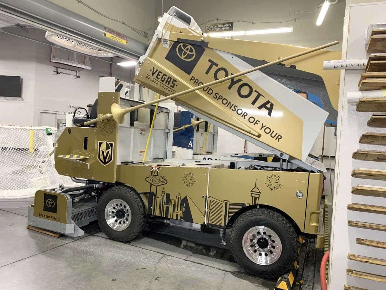 Les surfaceuses des Golden Knights ont été modifiées avec l’ajout d’une lance, afin de rappeler la joute équestre à laquelle s’adonnaient les chevaliers au Moyen Âge.