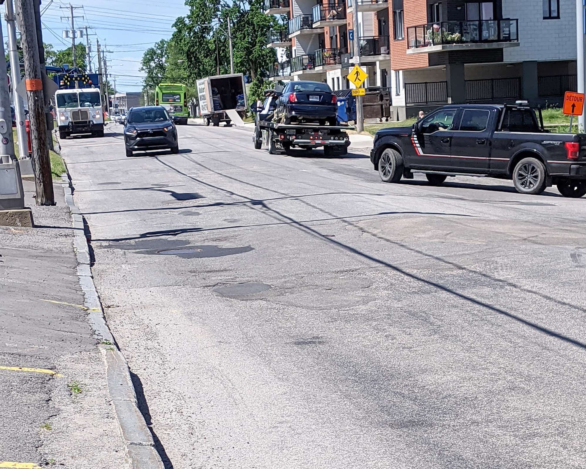 À certains endroits, sur le chemin Sainte-Foy, on peut apercevoir les réparations par-dessus d’autres réparations.