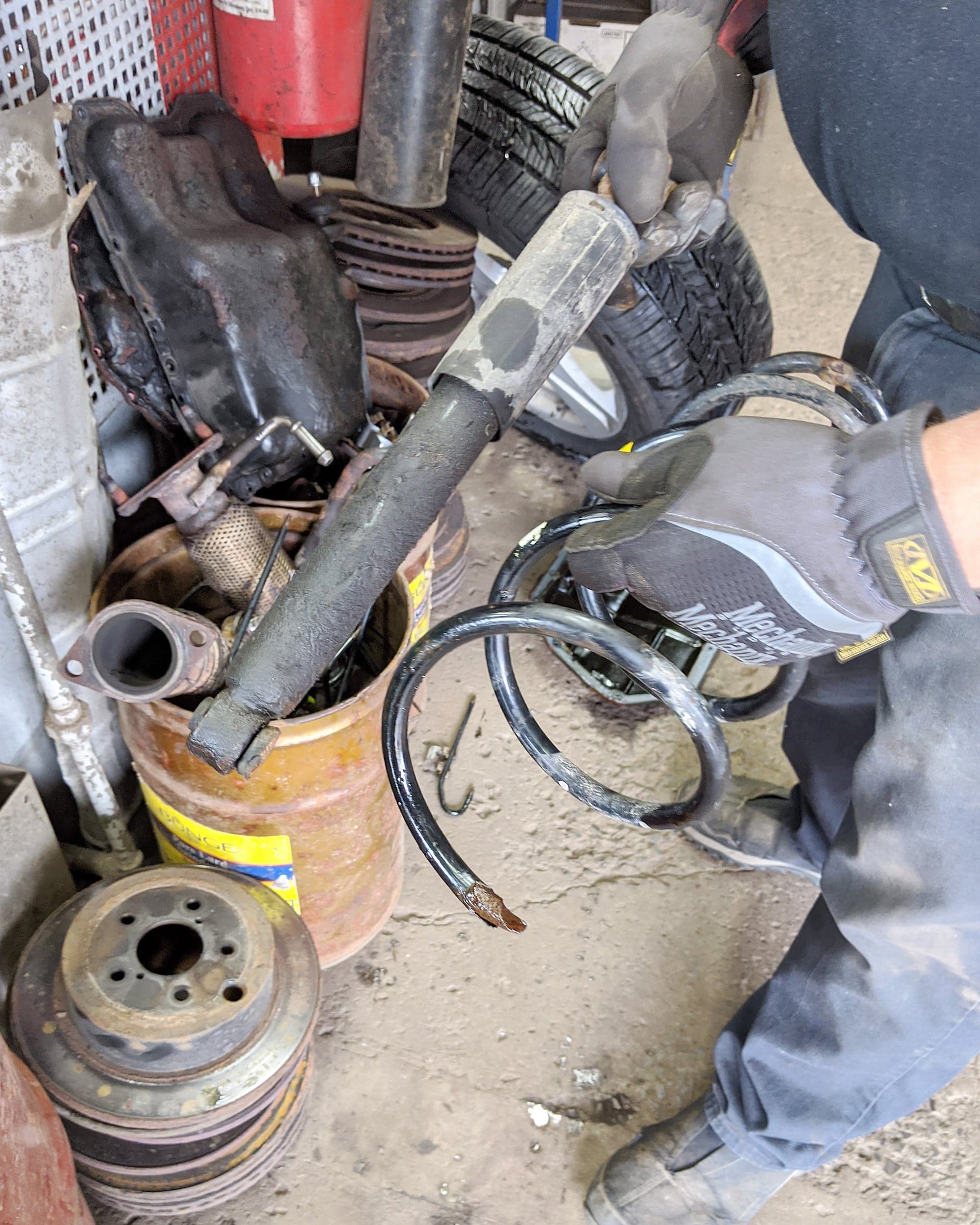 Chaque semaine, les garagistes du chemin Sainte-Foy doivent changer des suspensions, comme celle-ci, qui sont endommagées par le mauvais état de la chaussée.