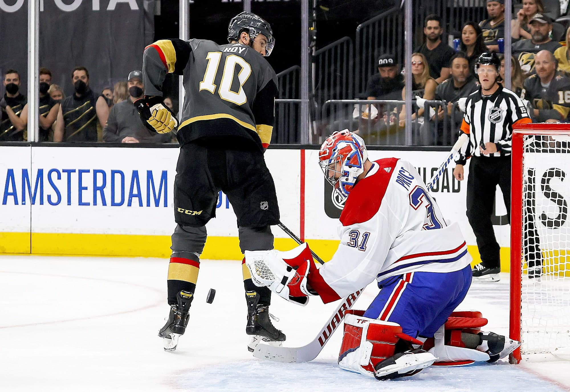 Nicolas Roy a tenté de faire dévier un tir derrière Carey Price, lors du deuxième match de la série, mercredi soir à Las Vegas.