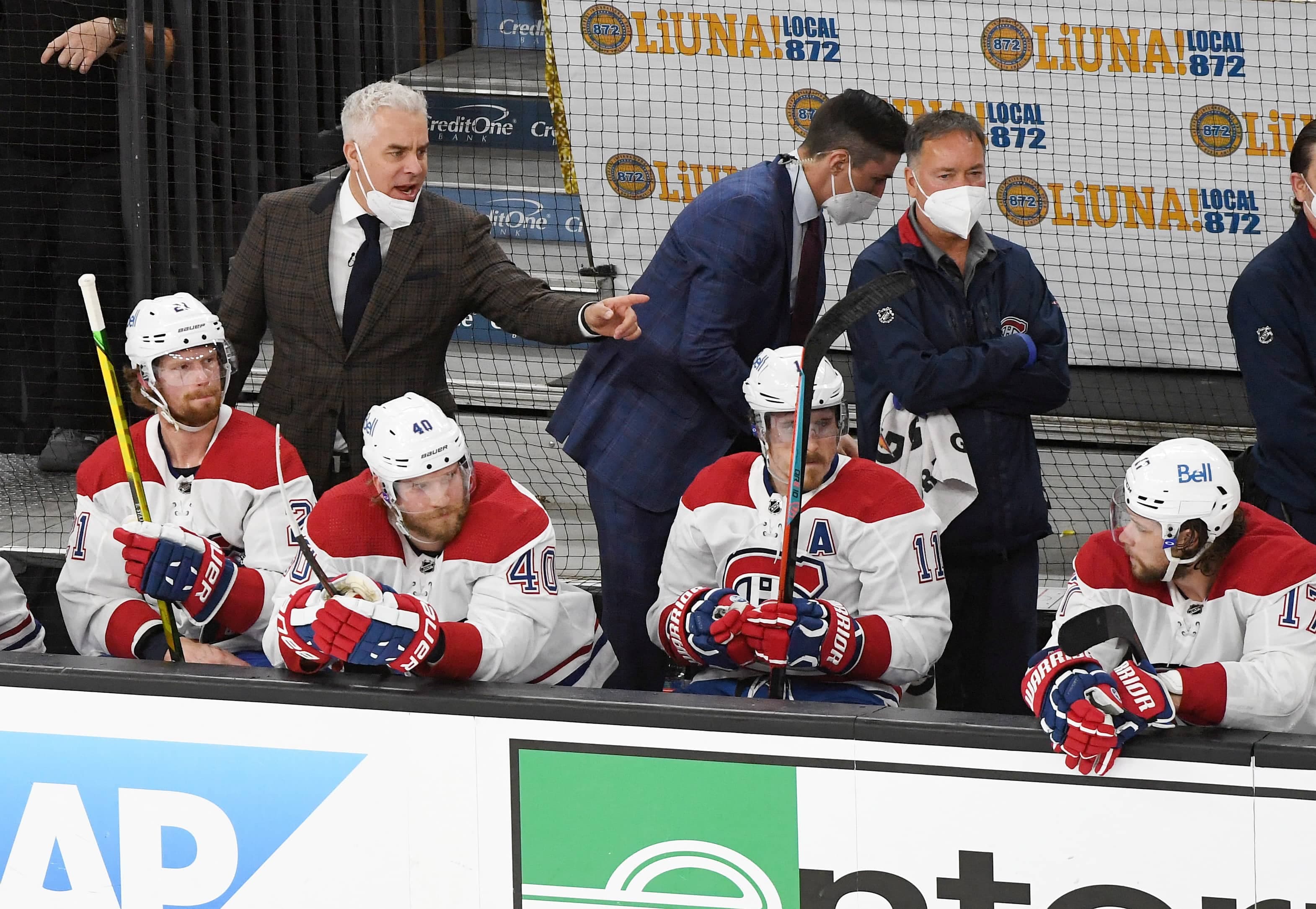 Pour s’adresser à ses joueurs, Dominique Ducharme a dû baisser son masque mercredi à Las Vegas ce qui pourrait l’avoir exposé au virus.