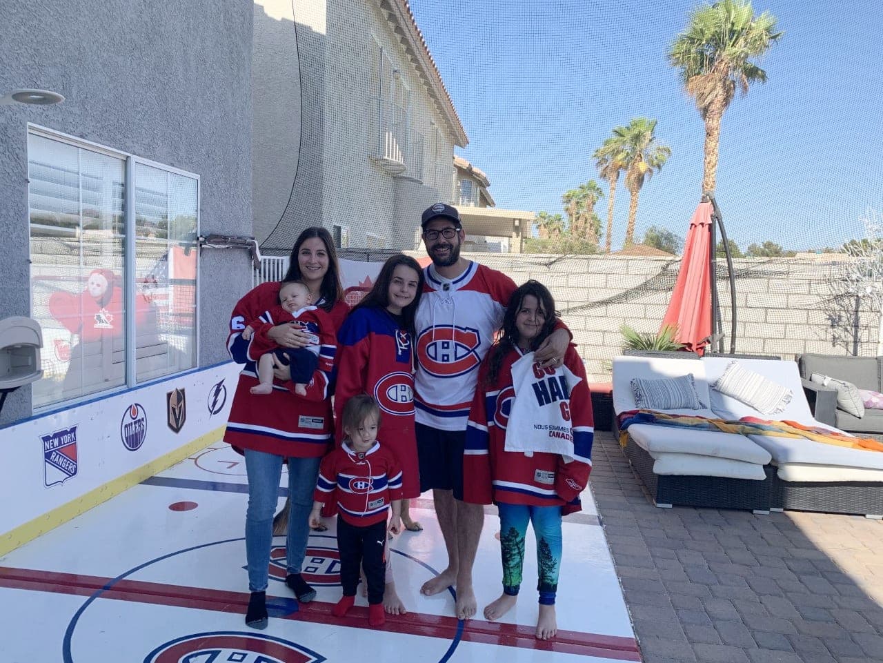 Les membres de la famille Krief portent fièrement leurs chandails du Tricolore sur la surface extérieure. De gauche à droite : Sarah, Maurice, Jacob, Lily, Stéphane et Kaya.