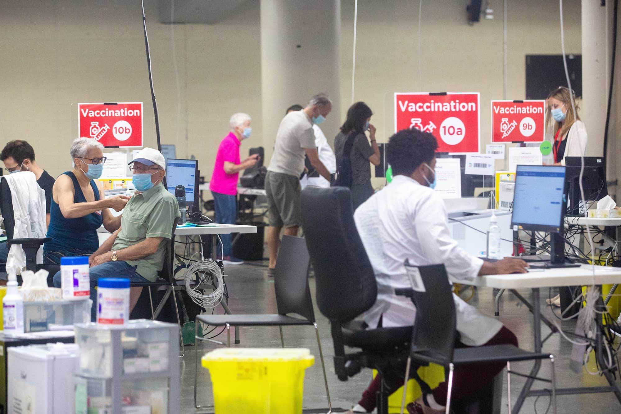 La clinique de vaccination du Stade olympique de Montréal, en juin. Même si plusieurs organisations d’ici envisagent d’exiger de certains de leurs salariés une preuve de double vaccination anti-COVID 19, aucune décision en ce sens n’a encore été annoncée.