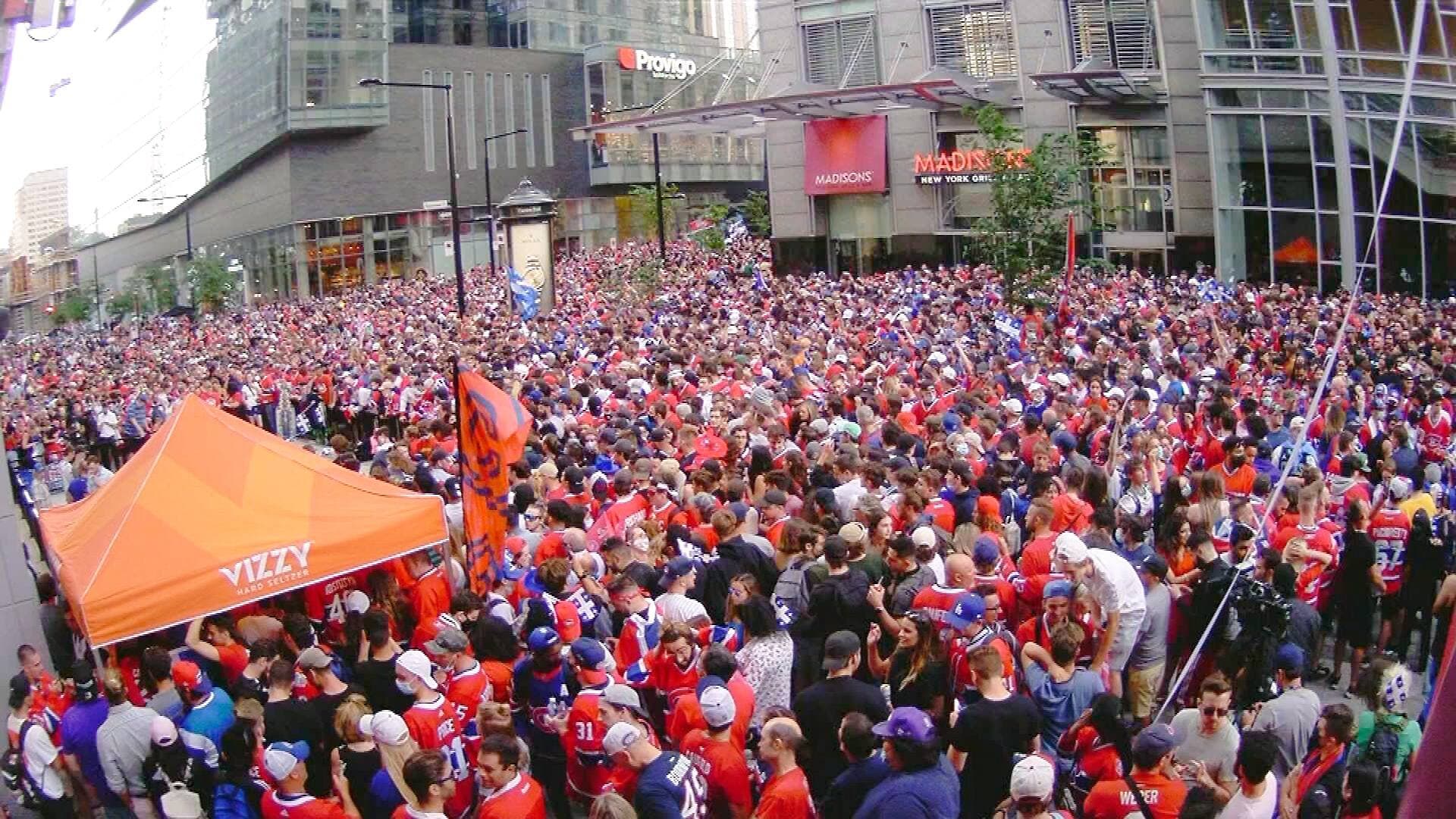 Il y avait plus de 25 000 personnes aux abords du Centre Bell, jeudi soir.