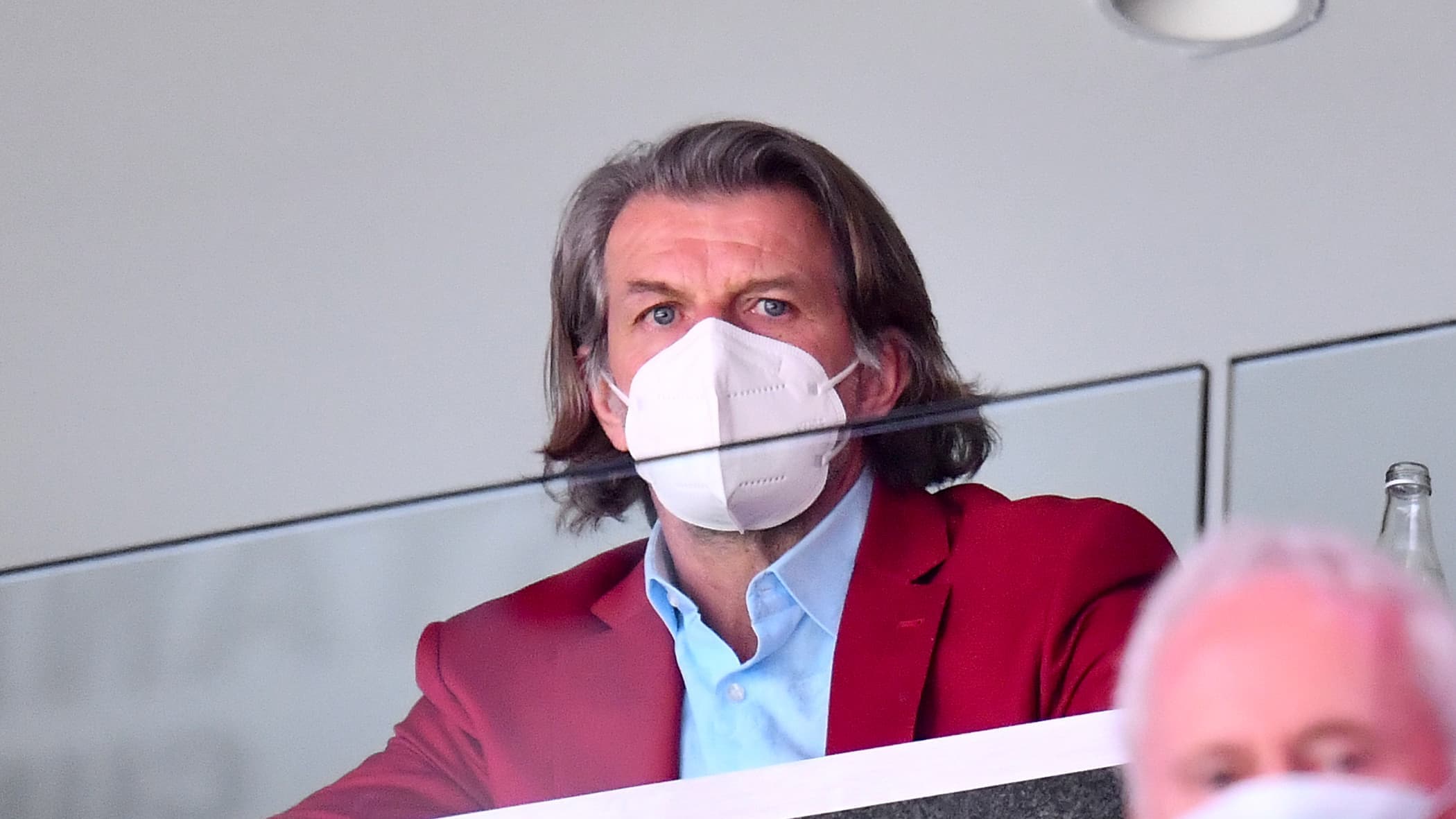 Pour le sixième match de la demi-finale contre les Golden Knights, Marc Bergevin portait son veston rouge porte-bonheur. Le DG du Canadien avait ce veston quand il a félicité ses joueurs après l’ultime gain contre les Jets de Winnipeg.